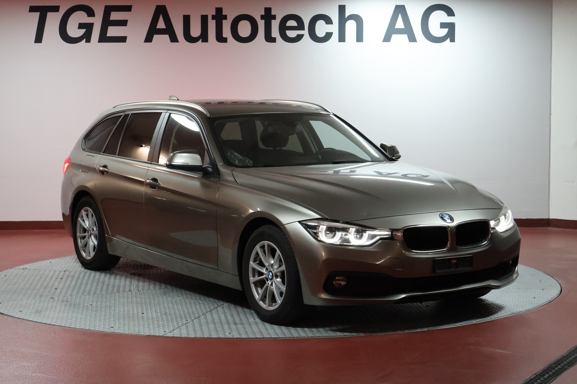 BMW 320d Touring-showroom-element-2