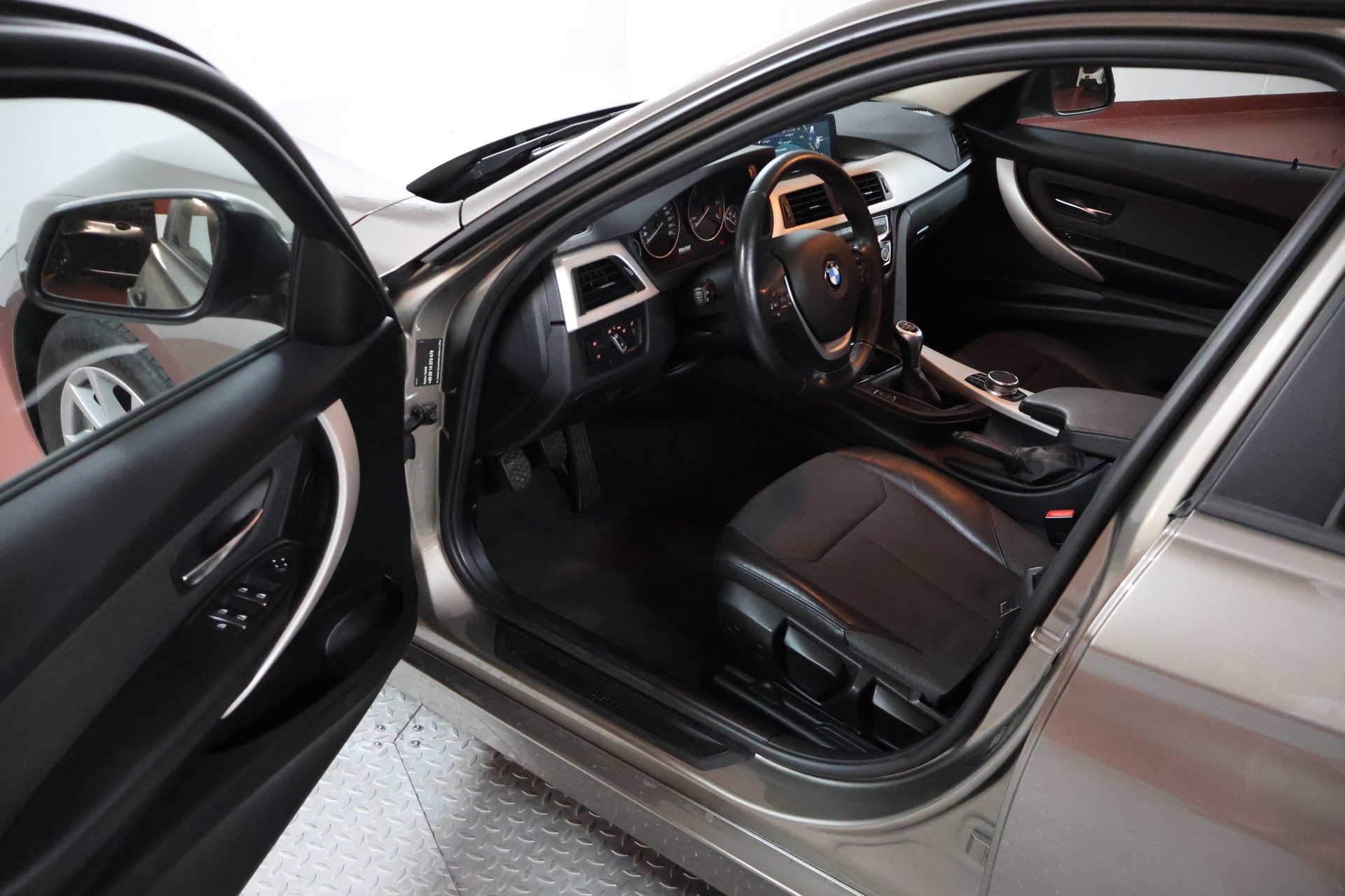 BMW 320d Touring-image-5
