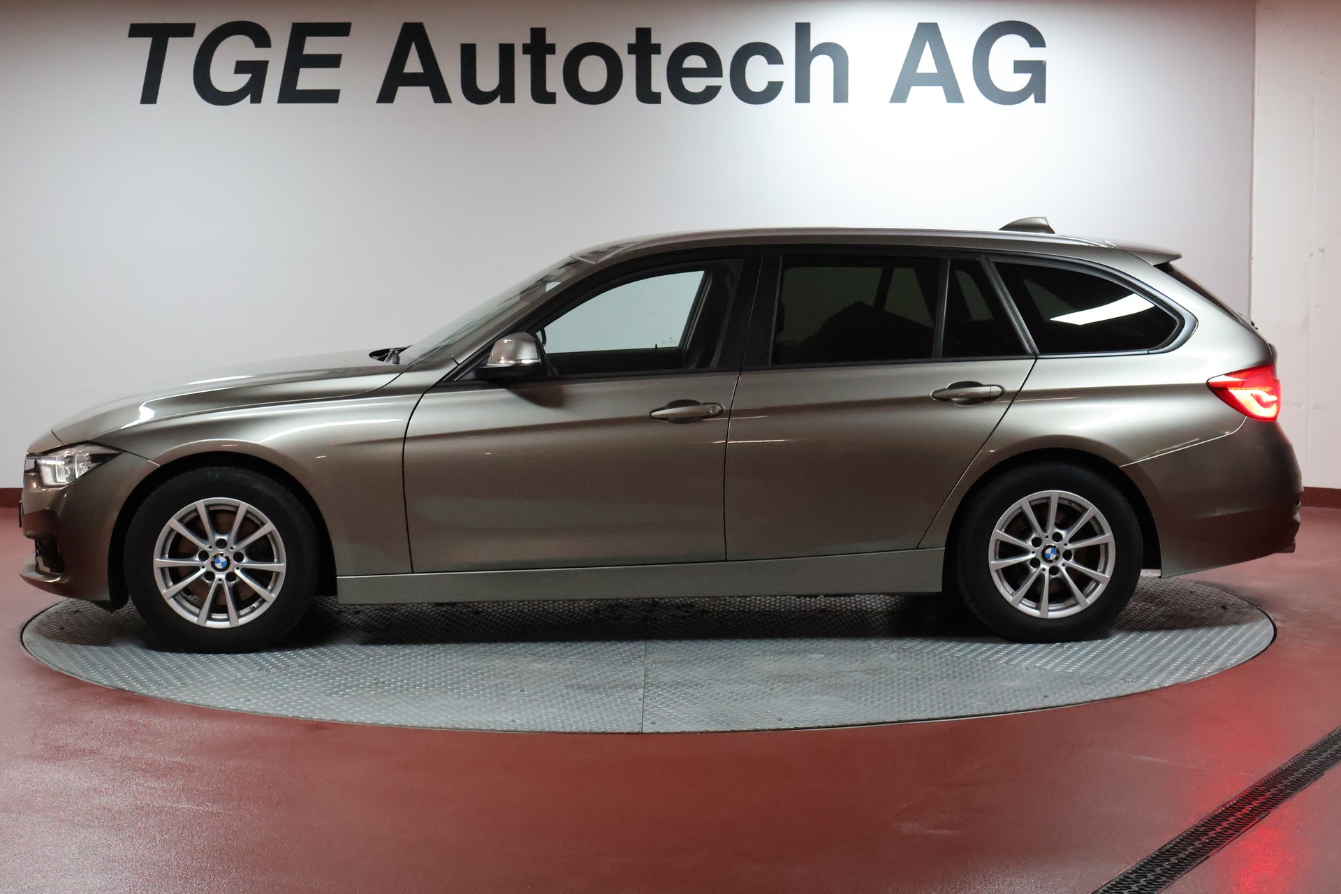 BMW 320d Touring-showroom-element-3