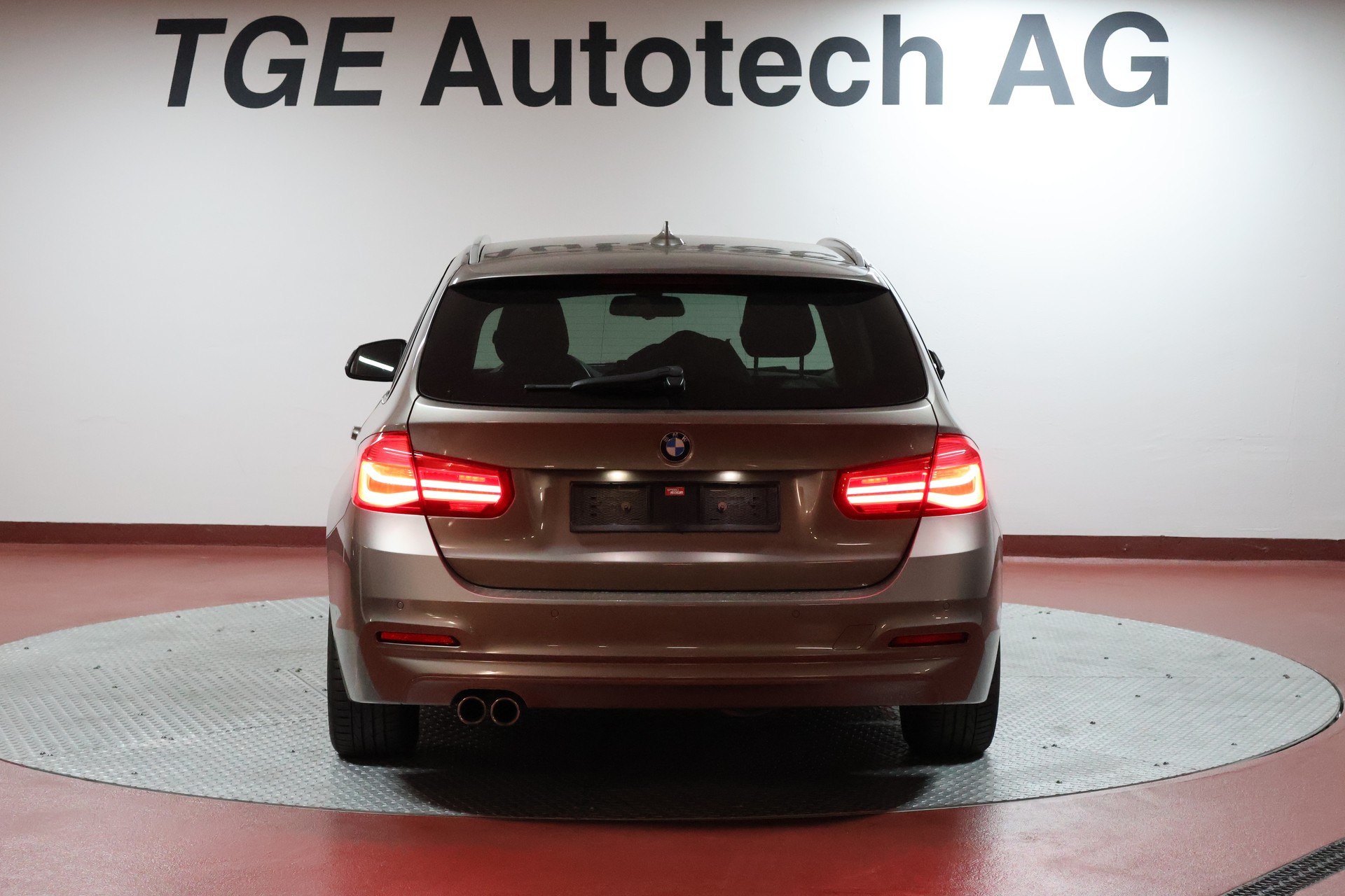 BMW 320d Touring-image-16