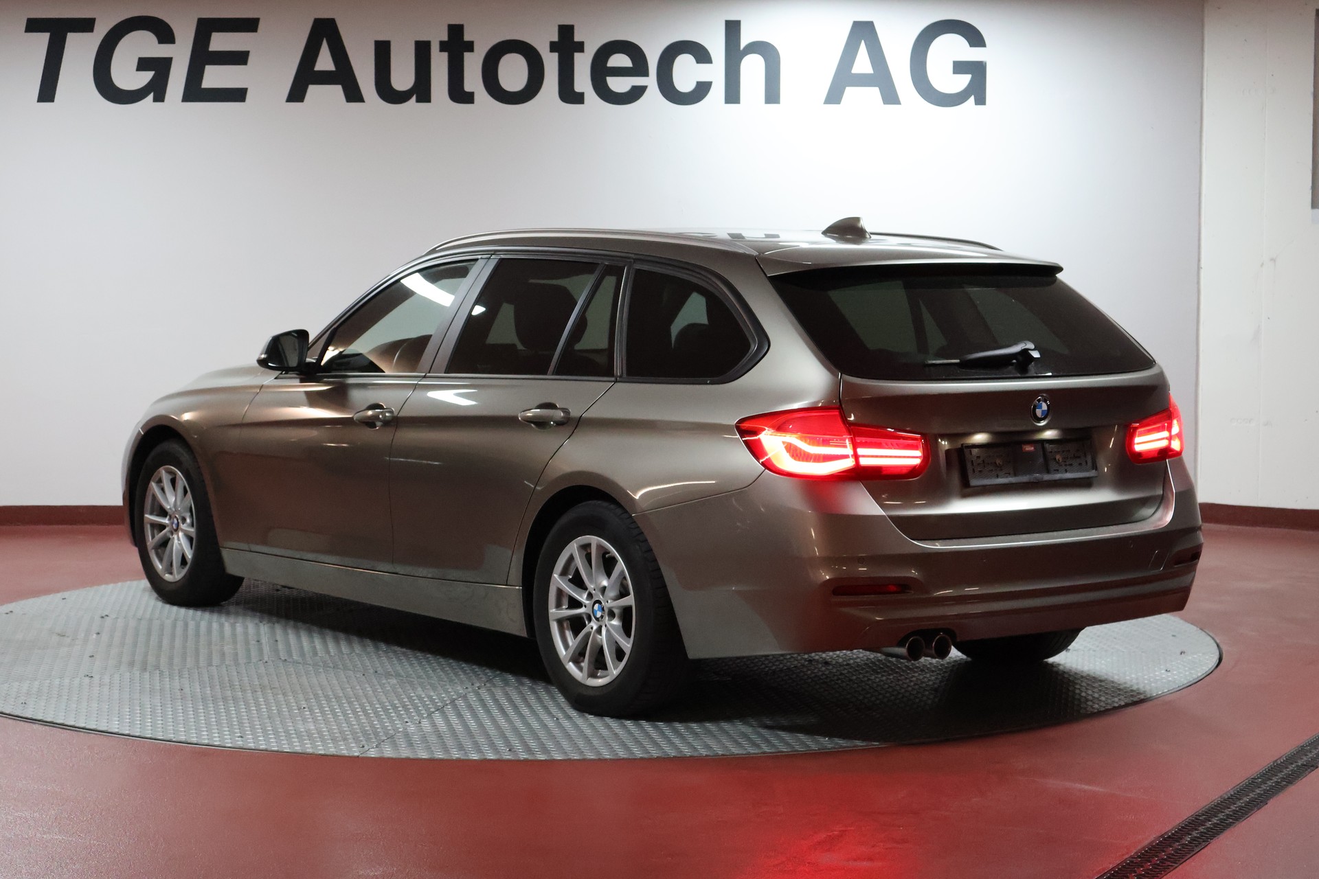BMW 320d Touring-image-14