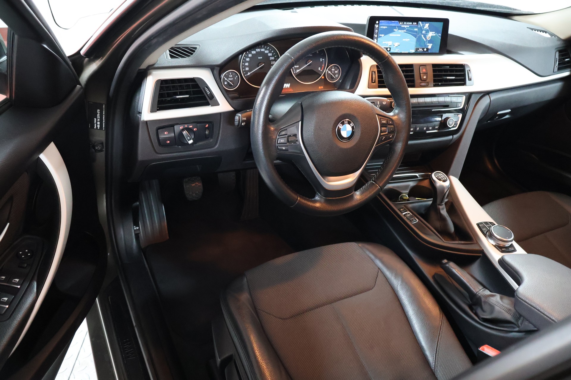 BMW 320d Touring-image-6