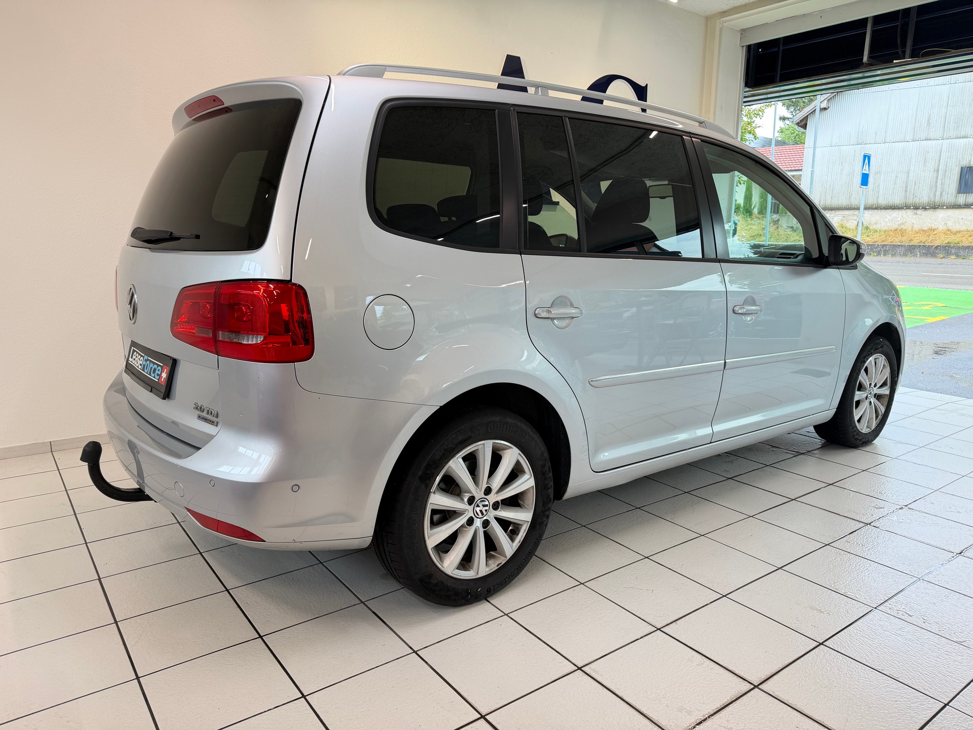 VW Touran 2.0 TDI BlueMotion Technology Highline-image-2