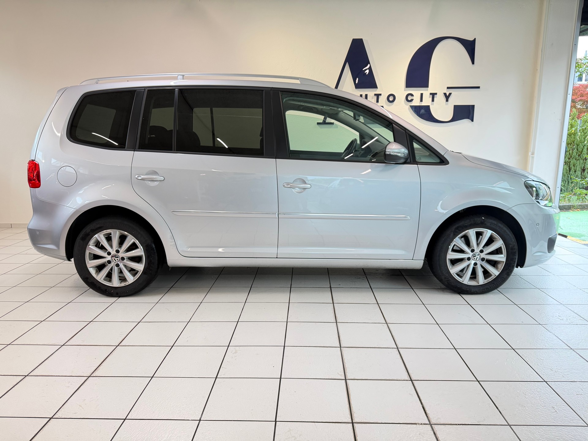 VW Touran 2.0 TDI BlueMotion Technology Highline-image-1