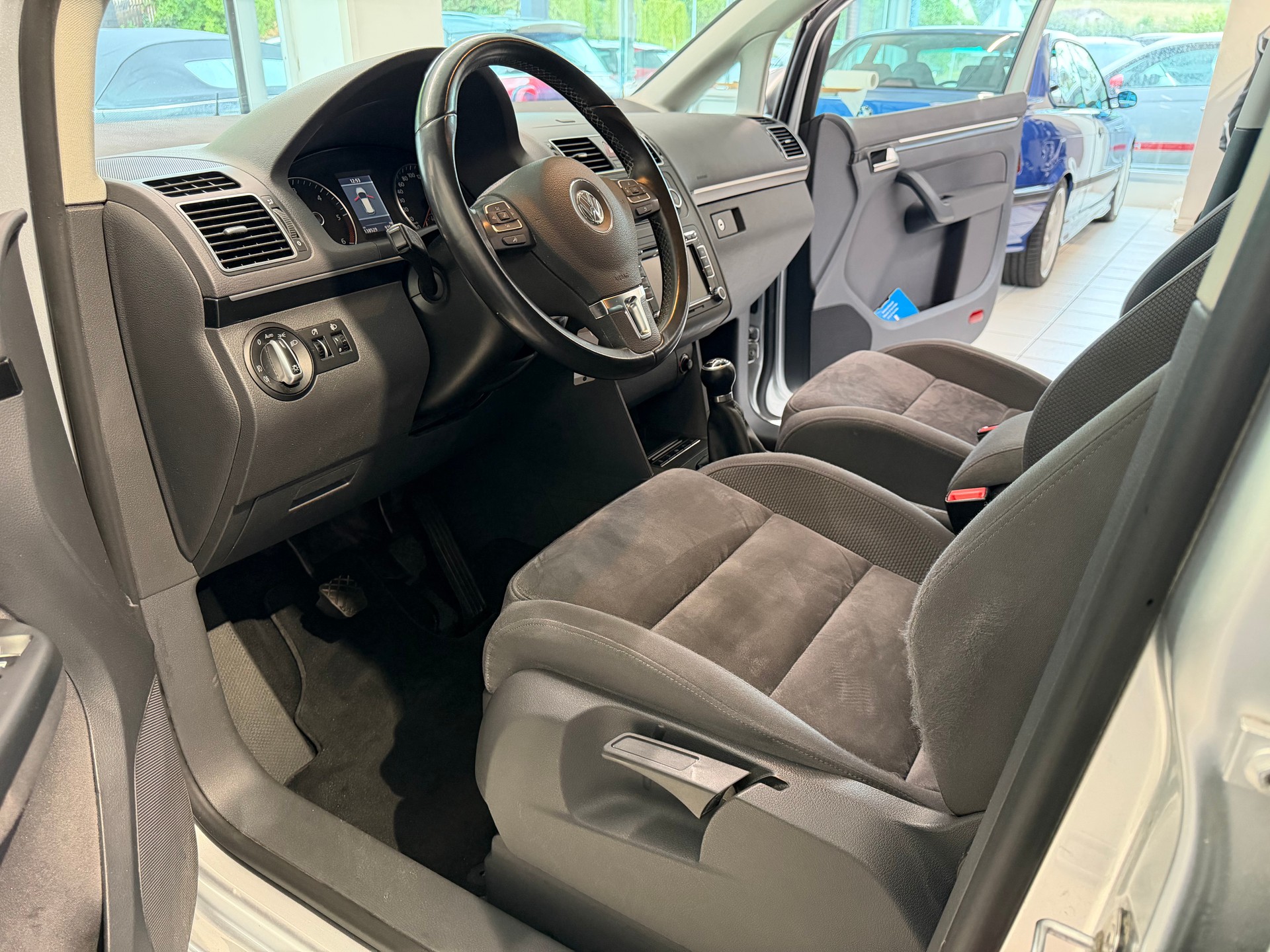 VW Touran 2.0 TDI BlueMotion Technology Highline-image-8