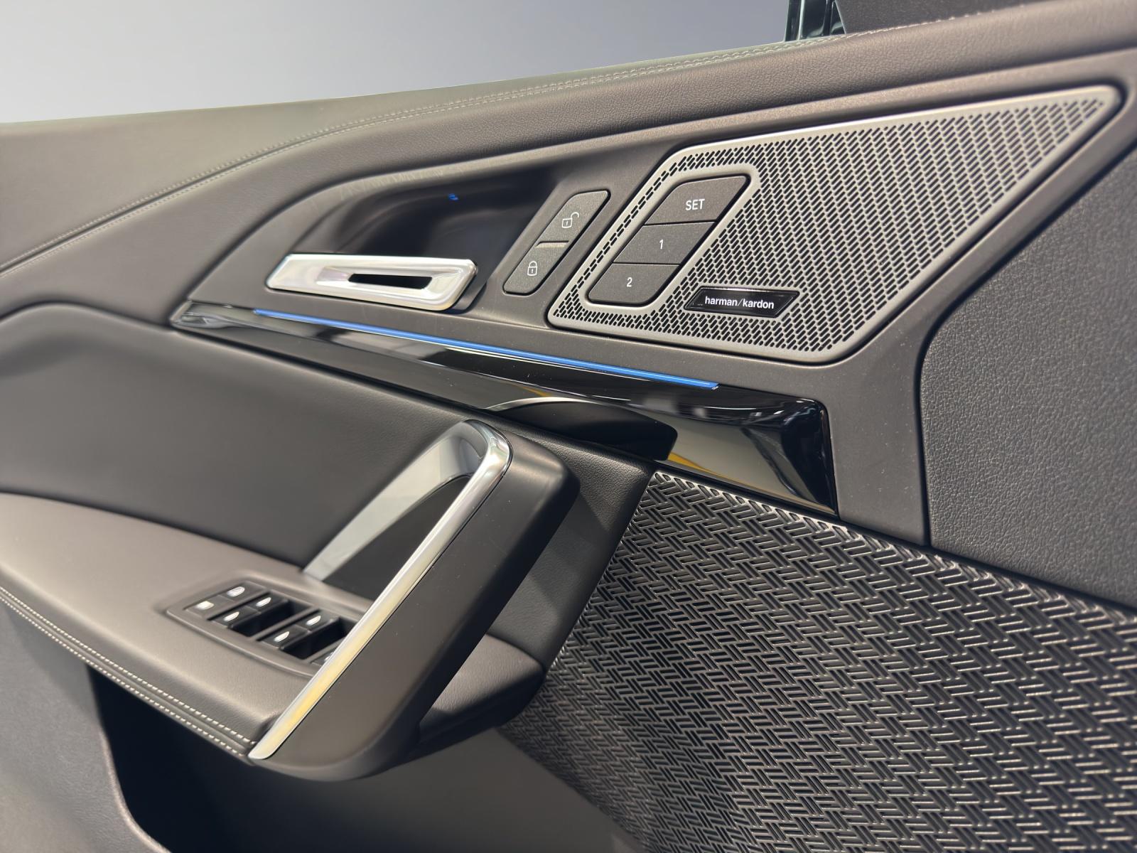 BMW X1 30e xDrive paddles-image-8
