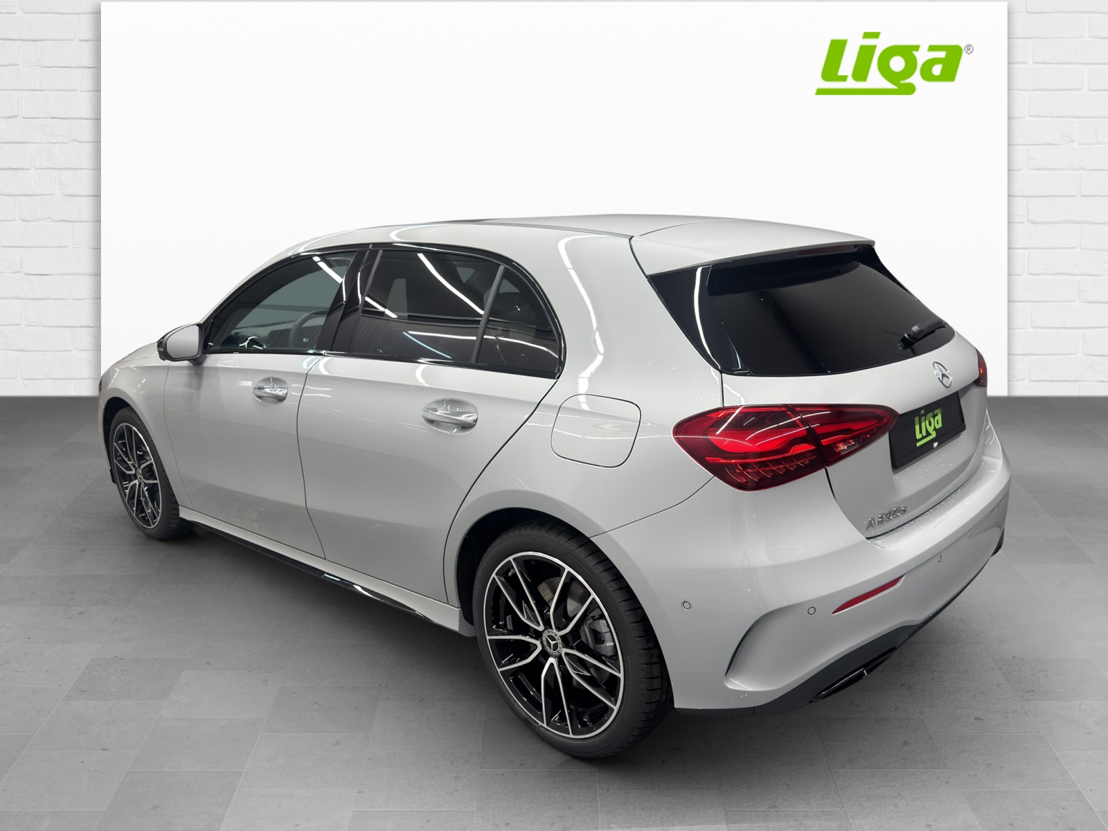 MERCEDES-BENZ A 250 e AMG Line EQ Star-image-3