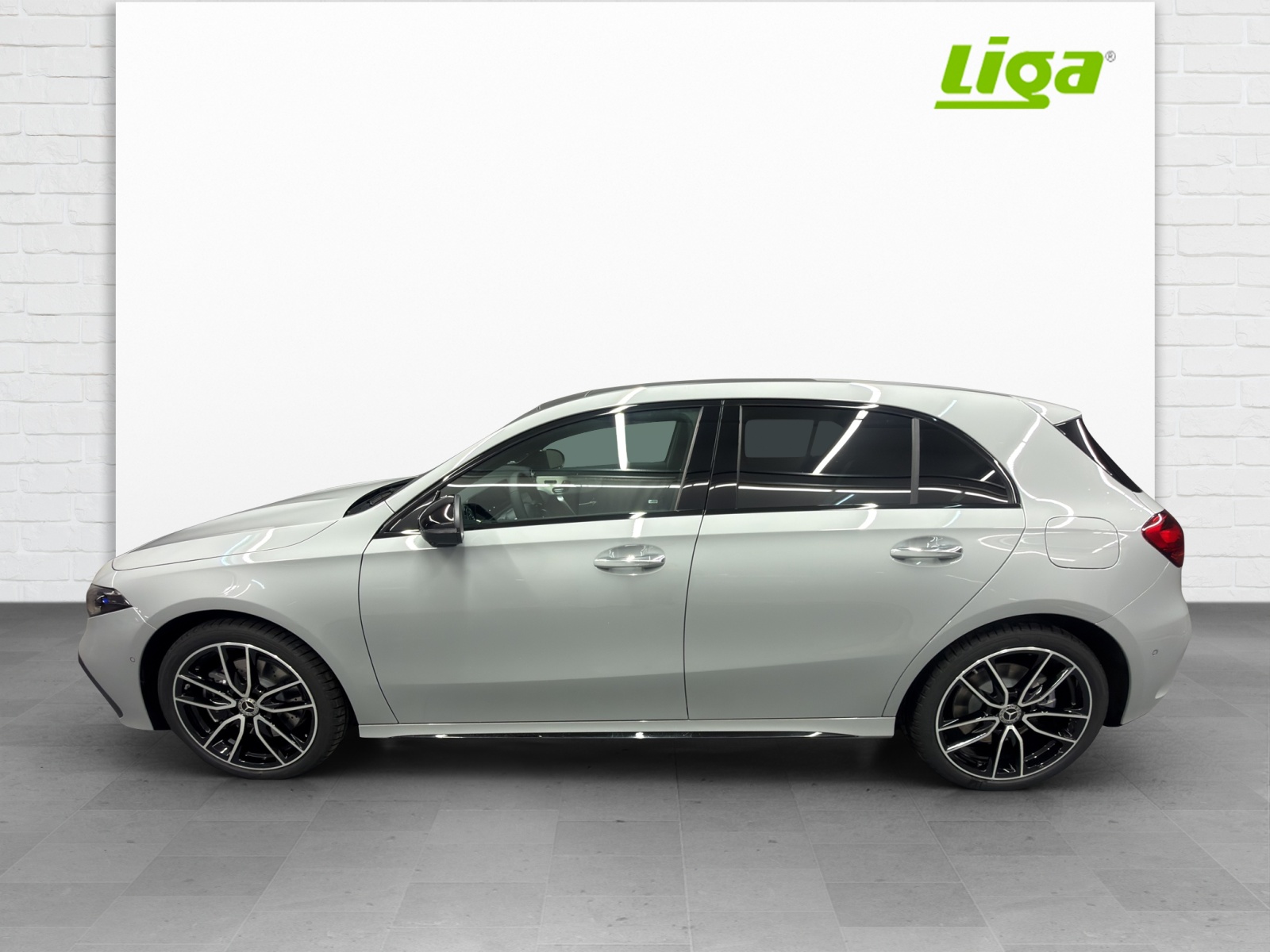 MERCEDES-BENZ A 250 e AMG Line EQ Star-image-2