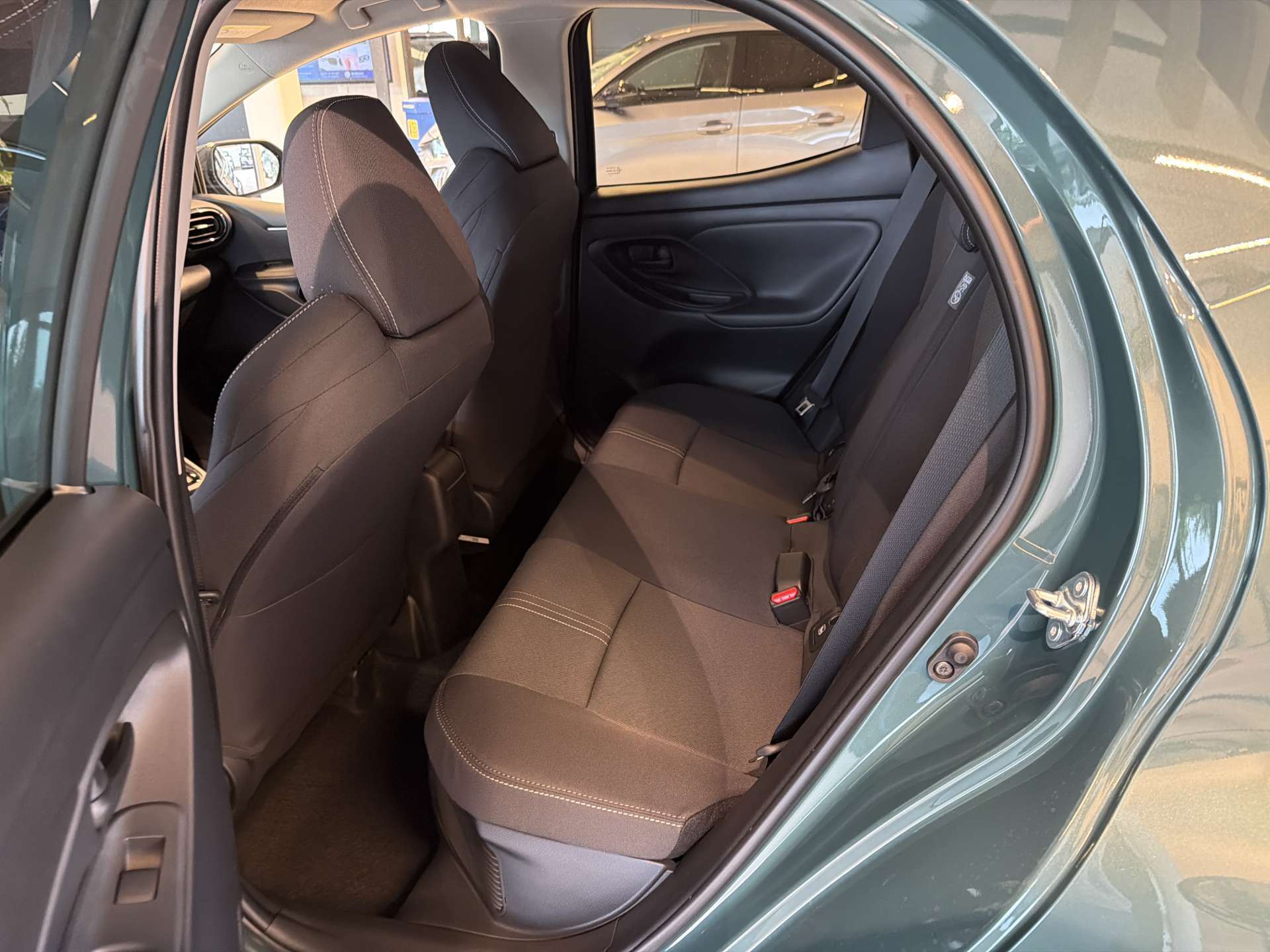 TOYOTA Yaris 1.5 Active Plus+ e-CVT Automat-image-6