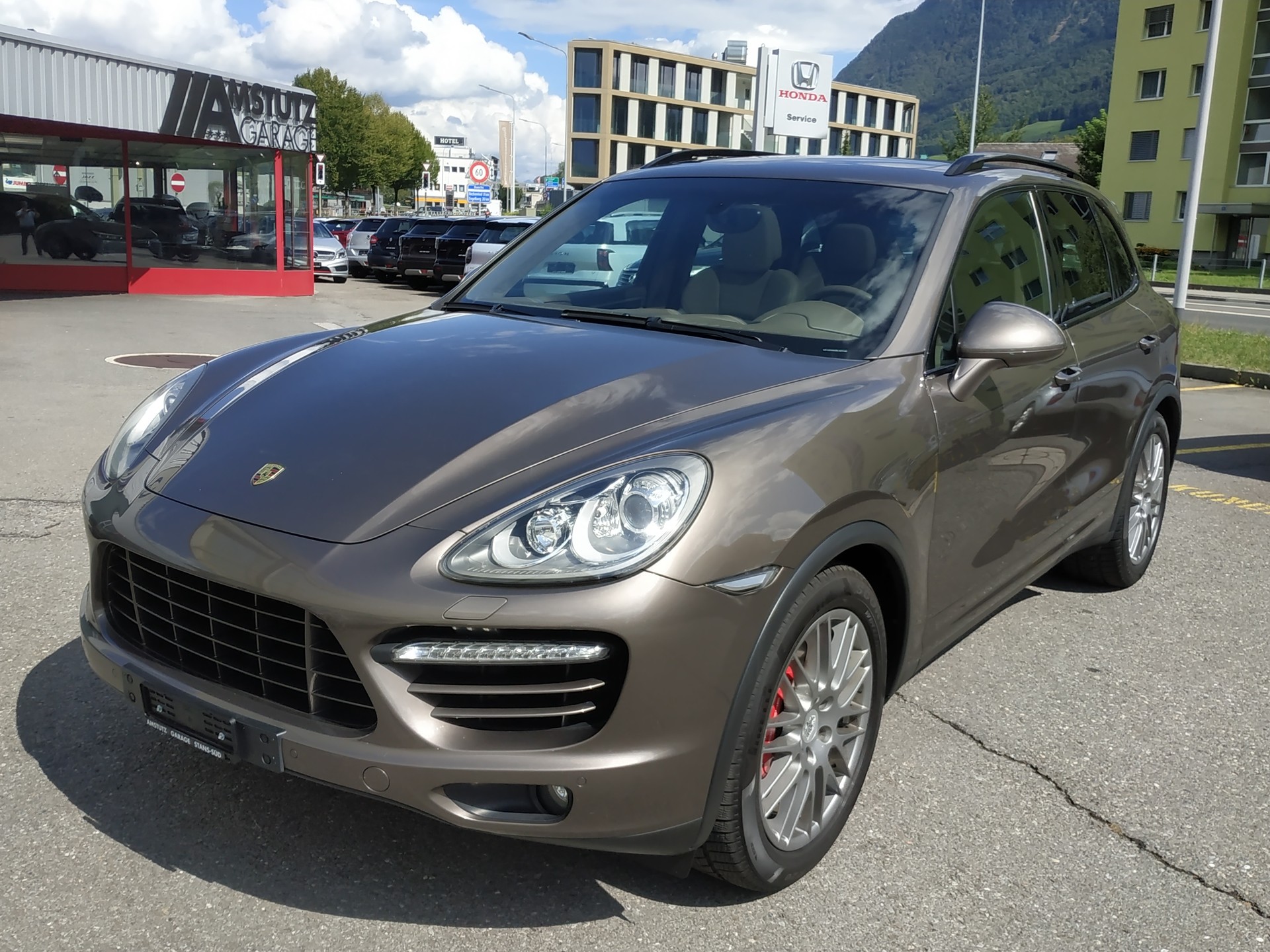 PORSCHE Cayenne Turbo-image-2