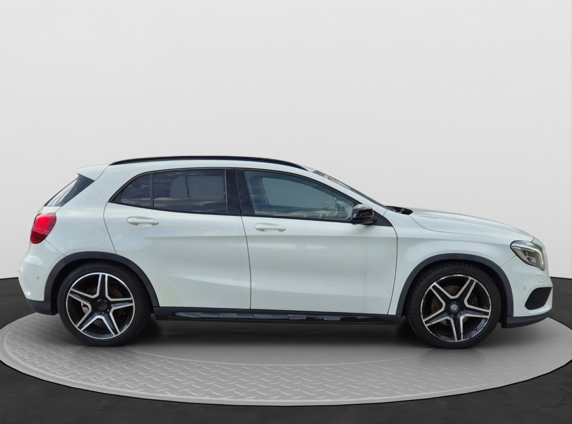 MERCEDES-BENZ GLA 220 CDI AMG Line 7G-DCT-image-3