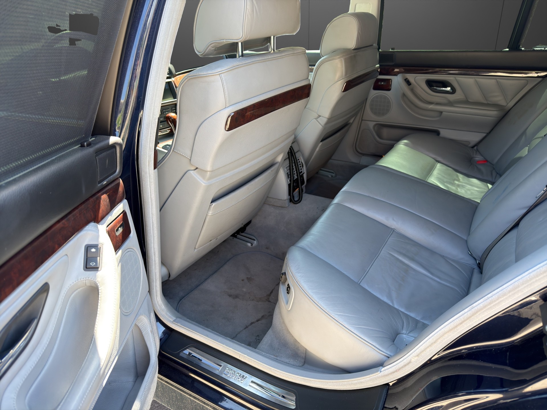 BMW 750i-image-11