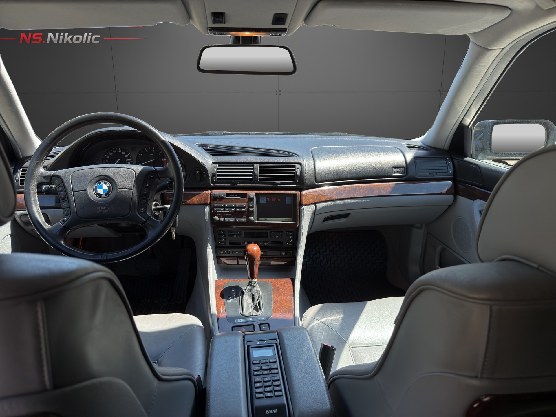 BMW 750i-image-13