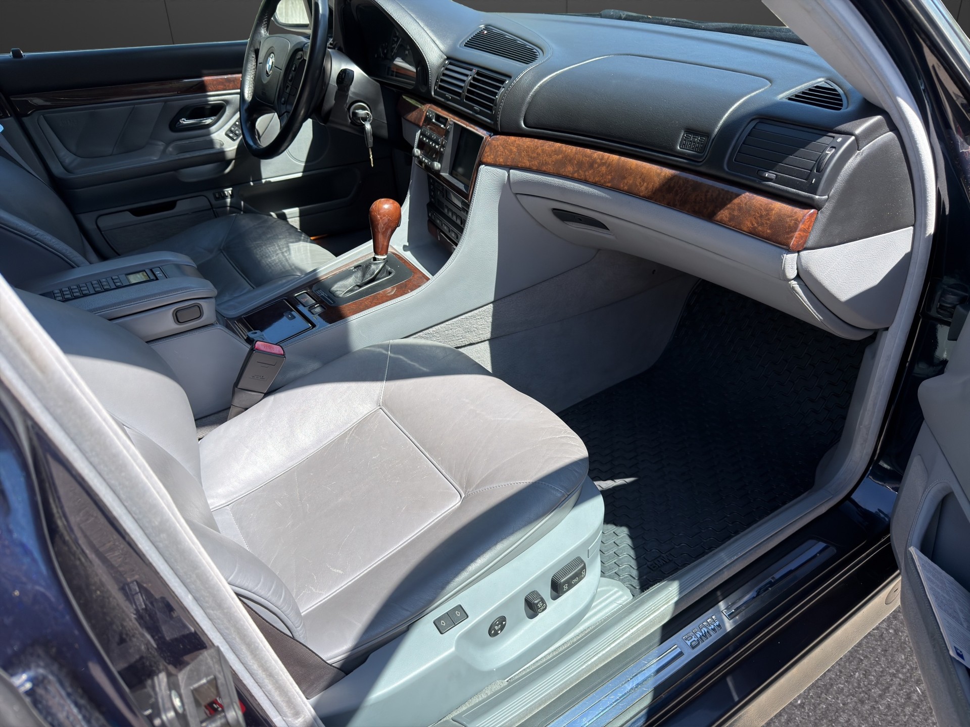 BMW 750i-image-10