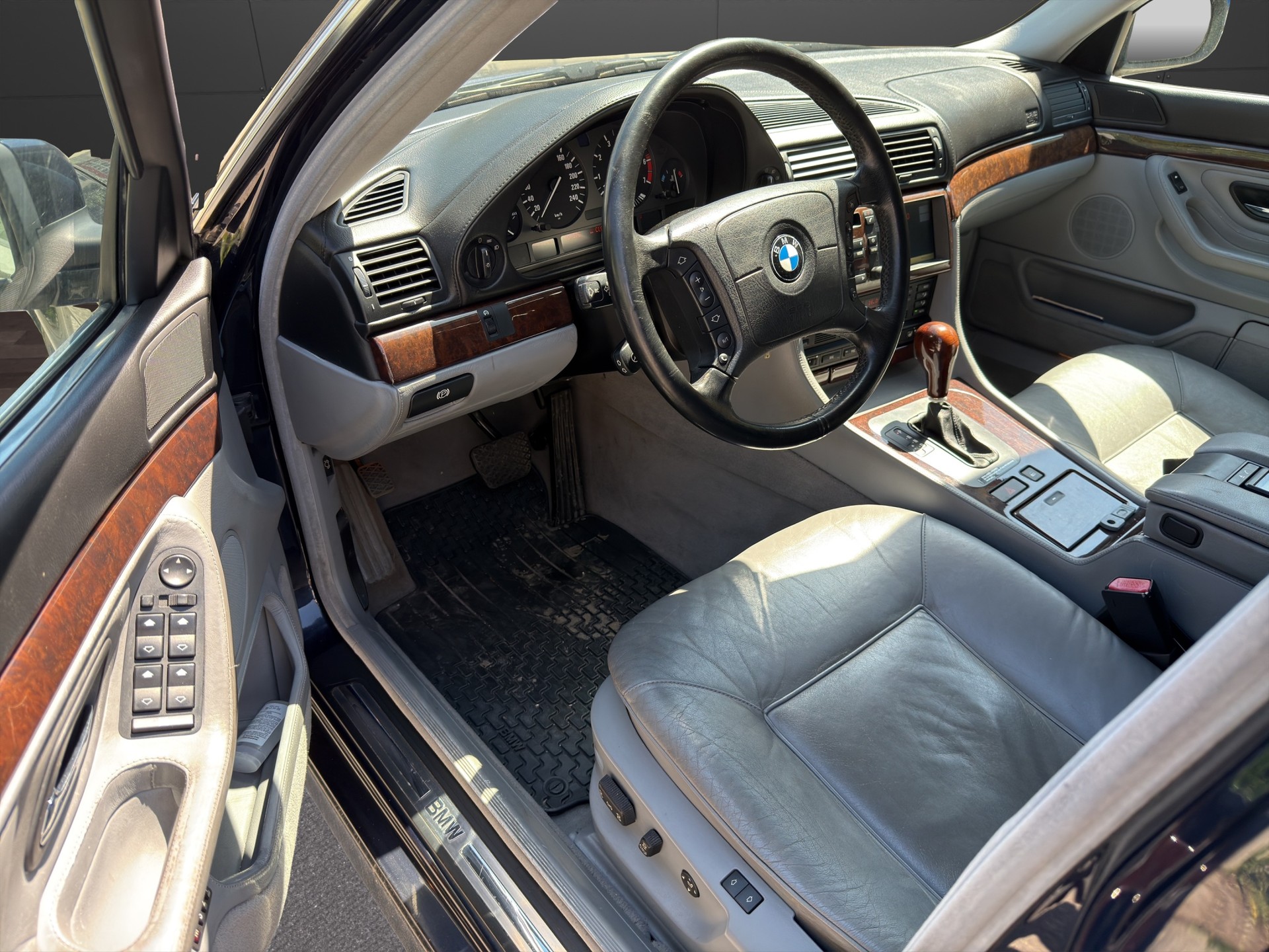 BMW 750i-image-9
