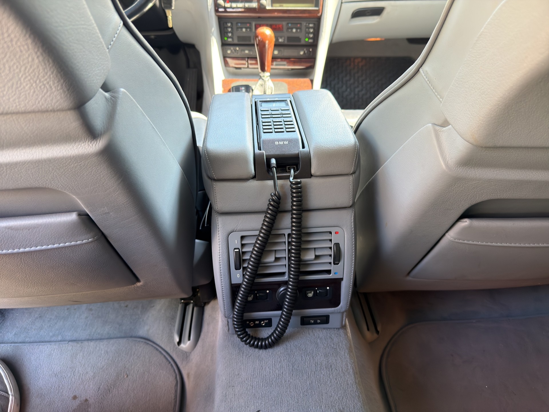 BMW 750i-image-12