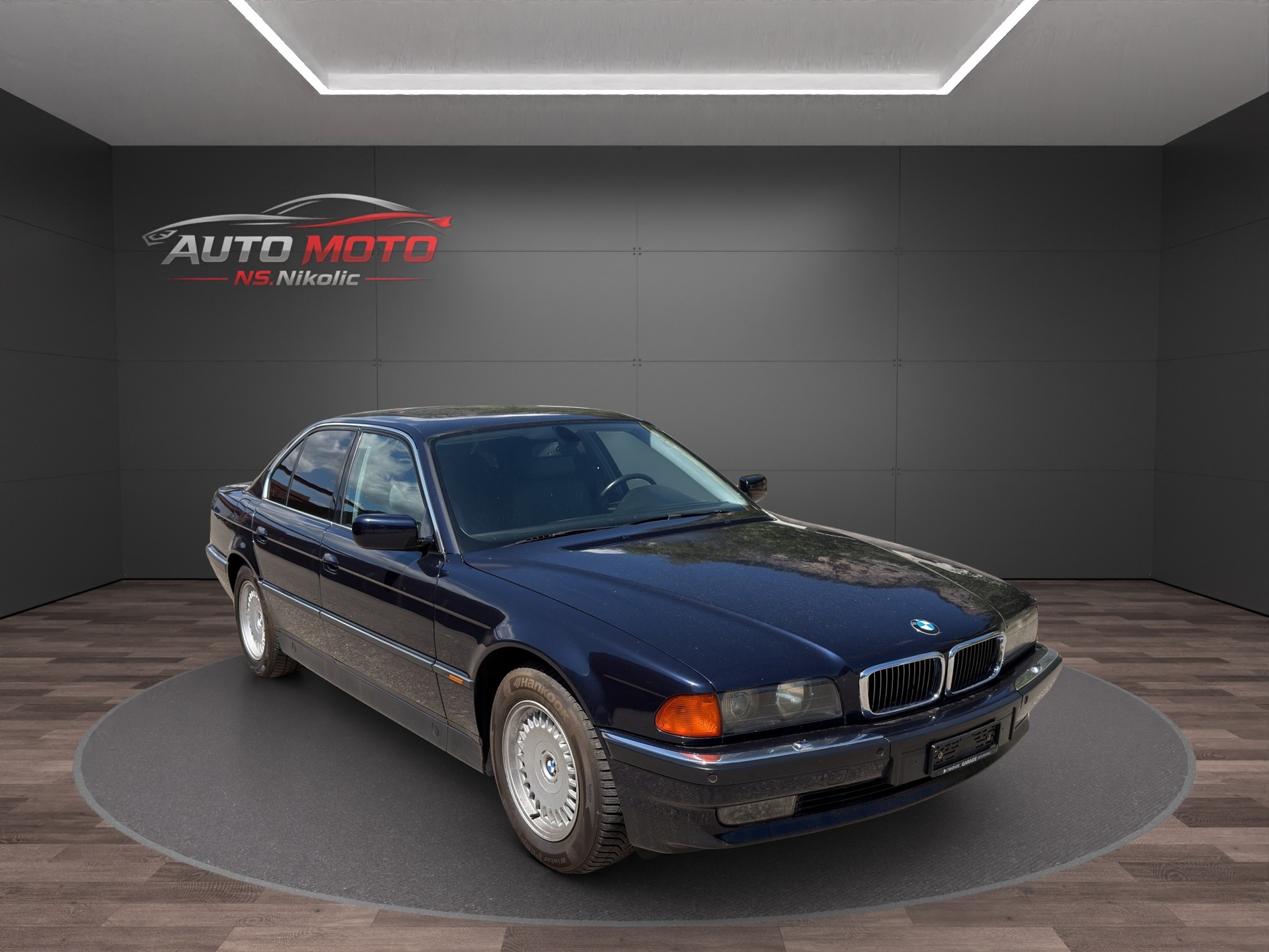 BMW 750i-image-0