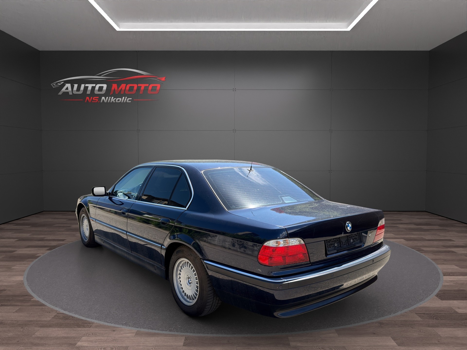 BMW 750i-image-2