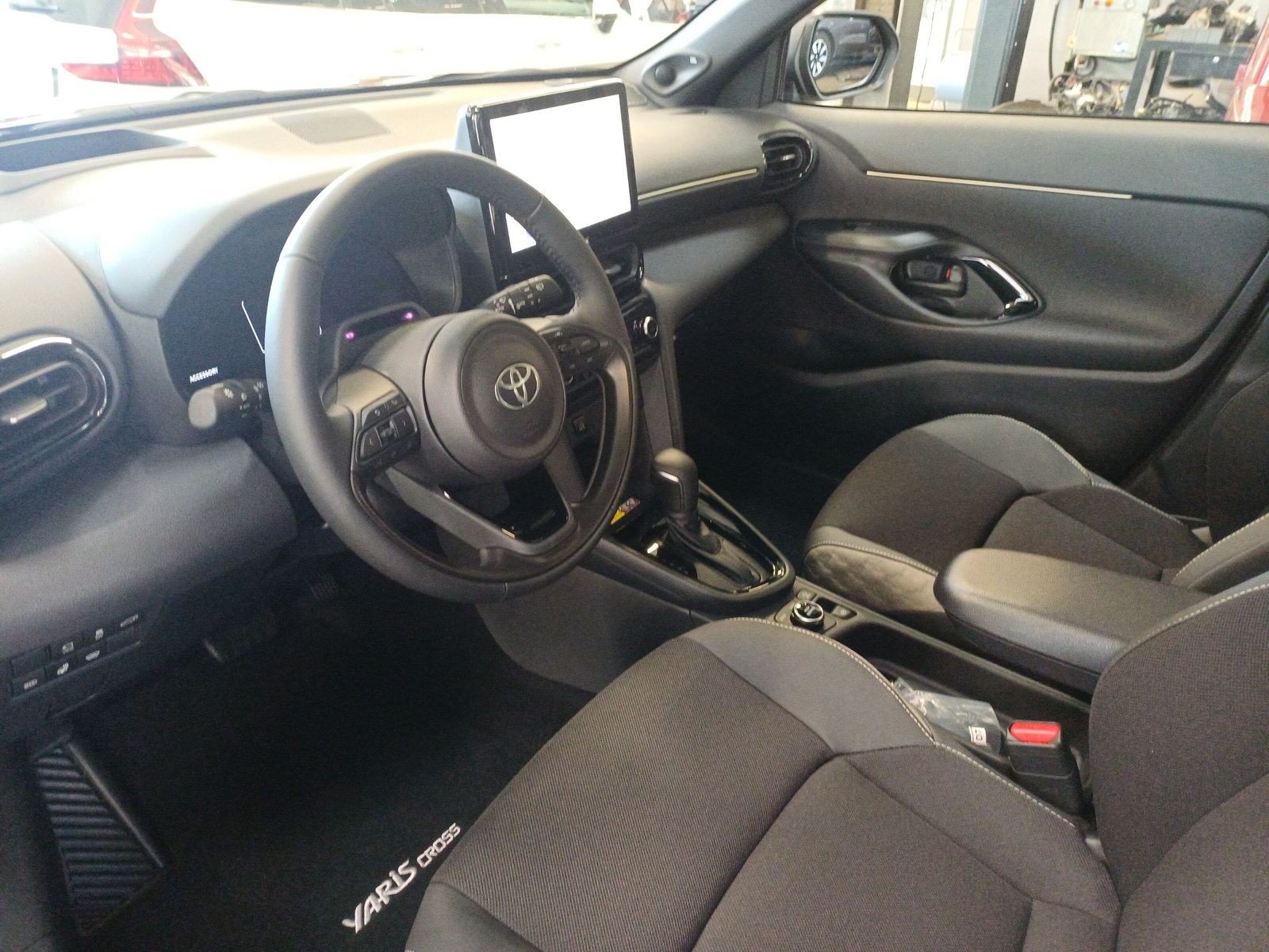 TOYOTA Yaris Cross 1.5 VVT-i HSD Premium AWD-i-image-6