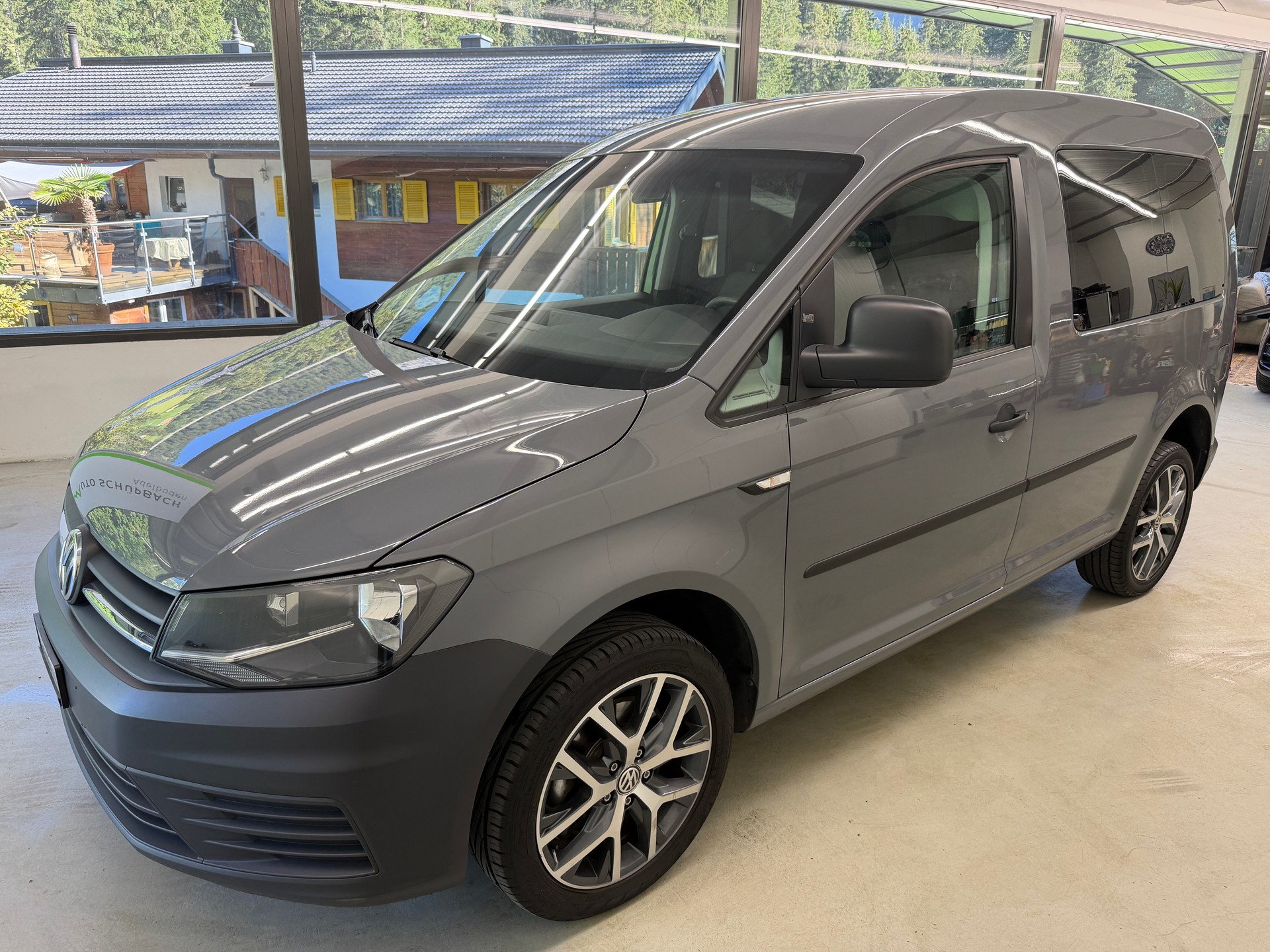 VW Caddy 2.0TDI 4Motion BlueMotion Technology-image-8