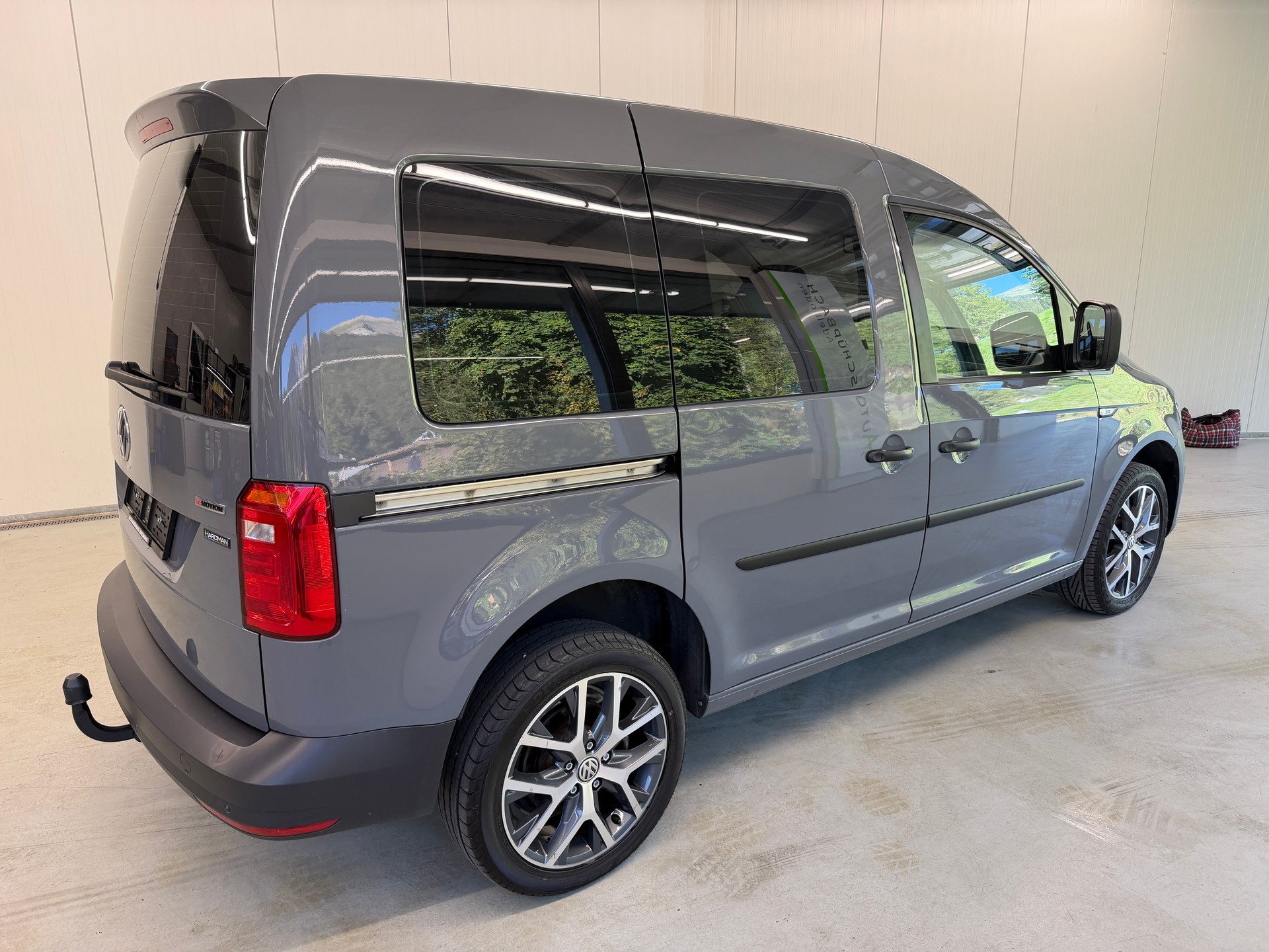 VW Caddy 2.0TDI 4Motion BlueMotion Technology-image-3