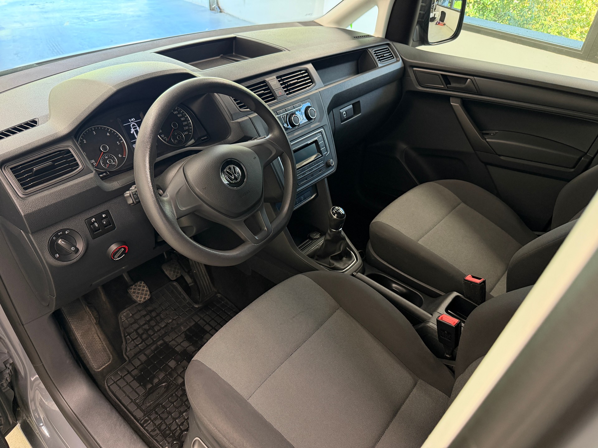 VW Caddy 2.0TDI 4Motion BlueMotion Technology-image-11