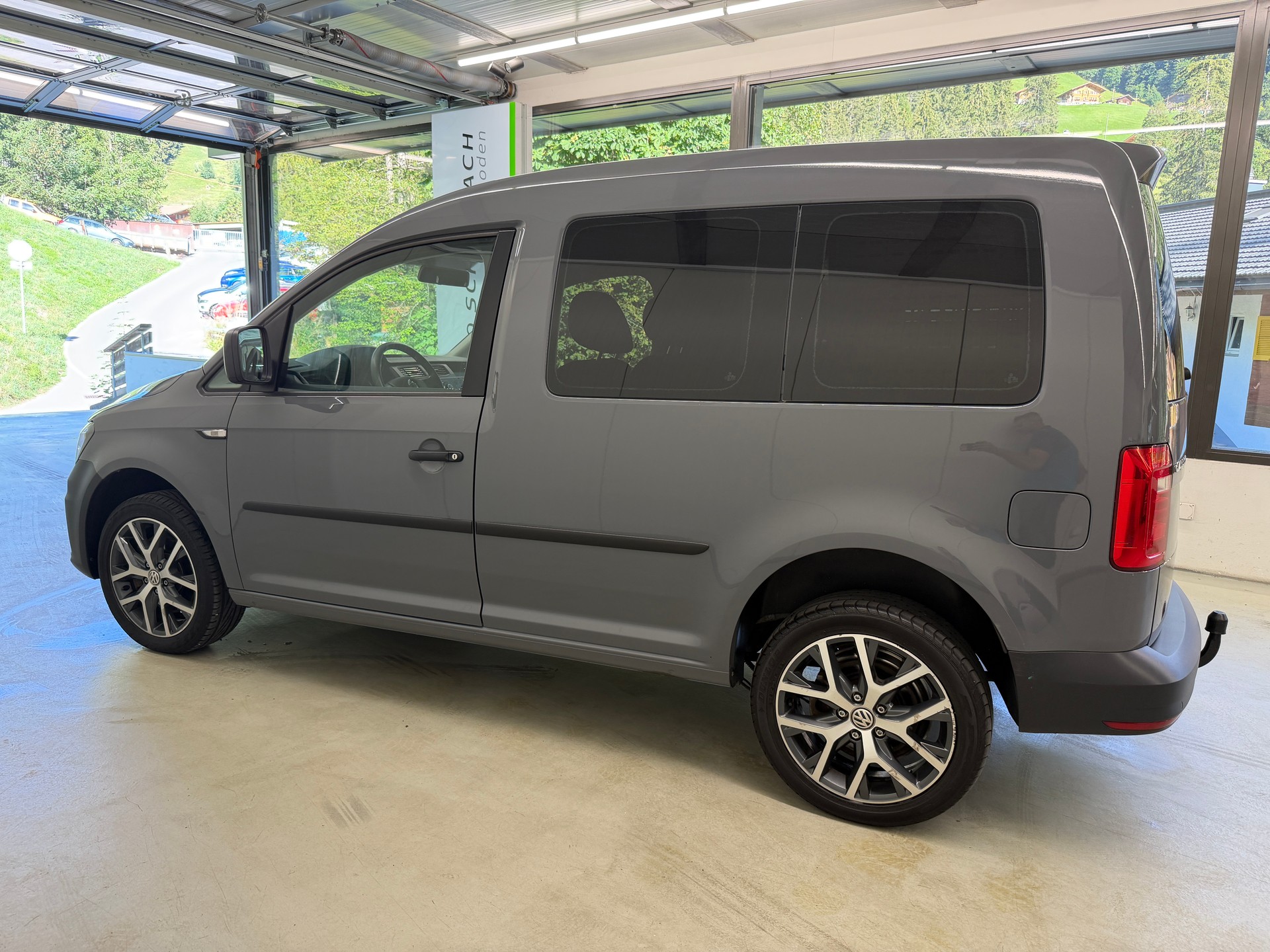 VW Caddy 2.0TDI 4Motion BlueMotion Technology-image-7