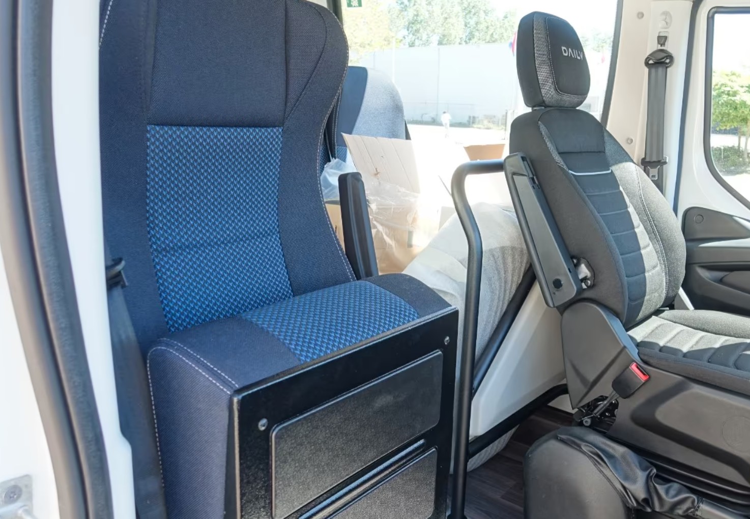 IVECO Daily 65 C 18H 24 Sitzer Reisebus-image-8
