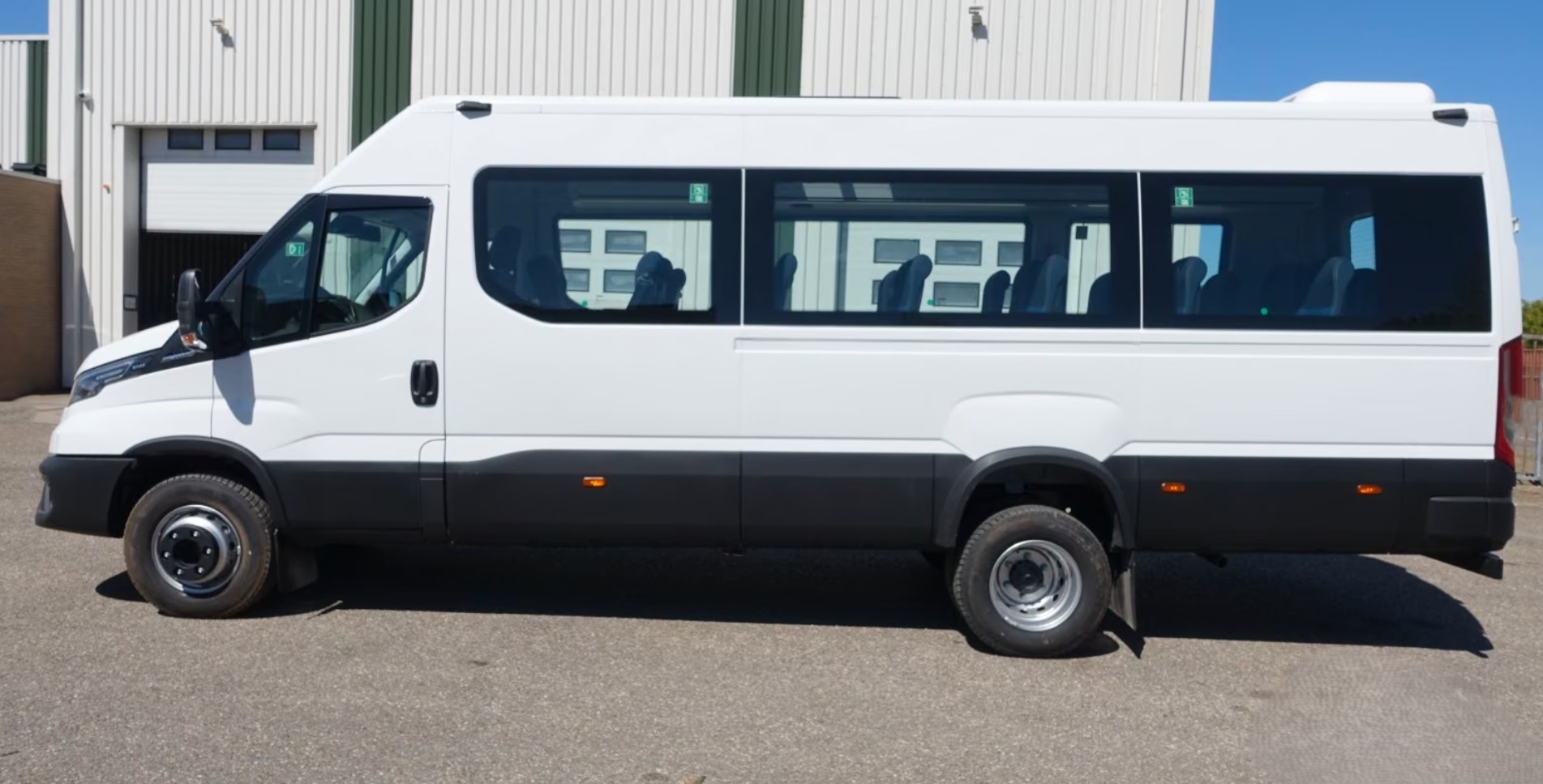 IVECO Daily 65 C 18H 24 Sitzer Reisebus-image-1