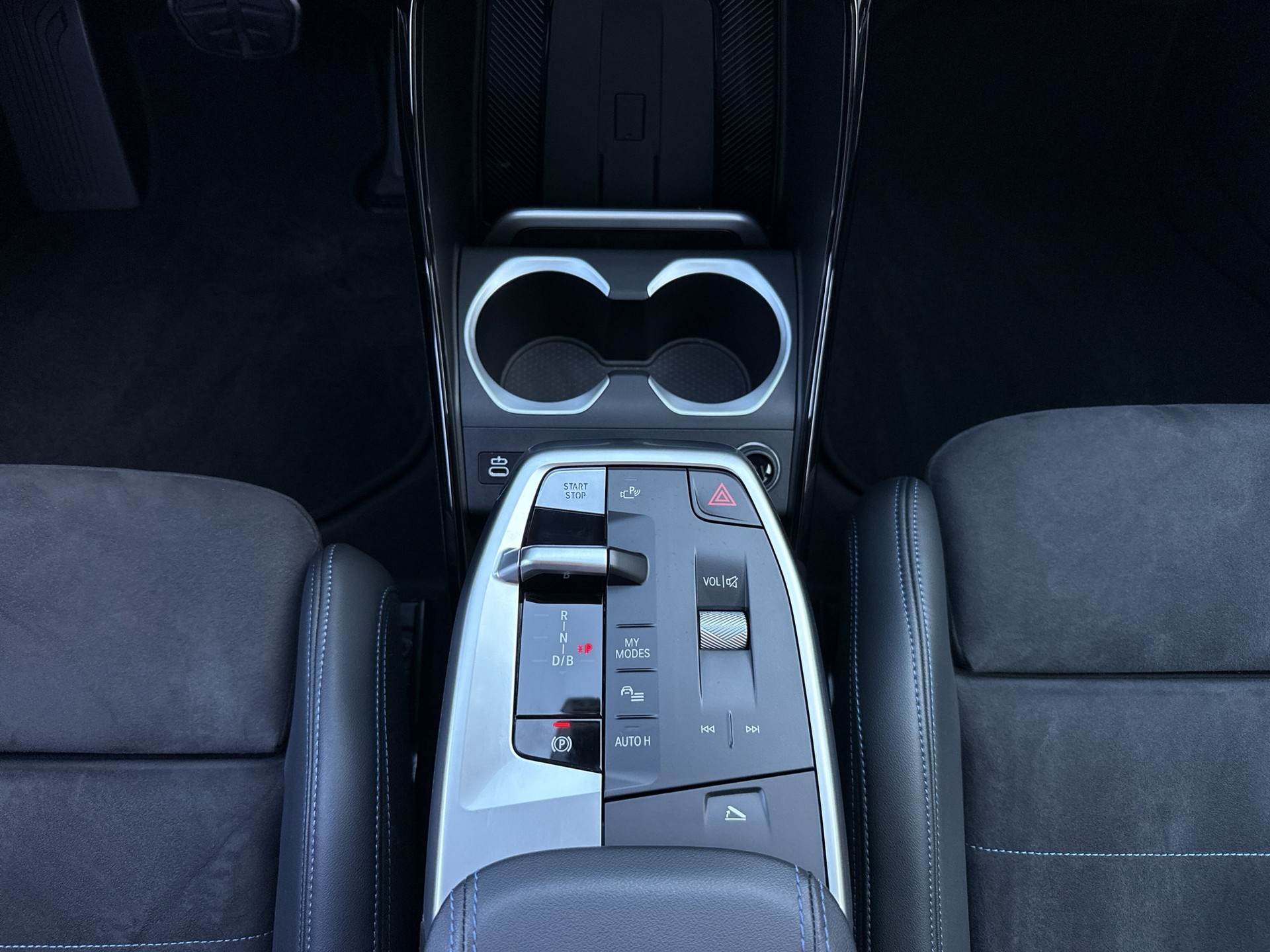 BMW iX1 xDrive 30 M Sport-image-12