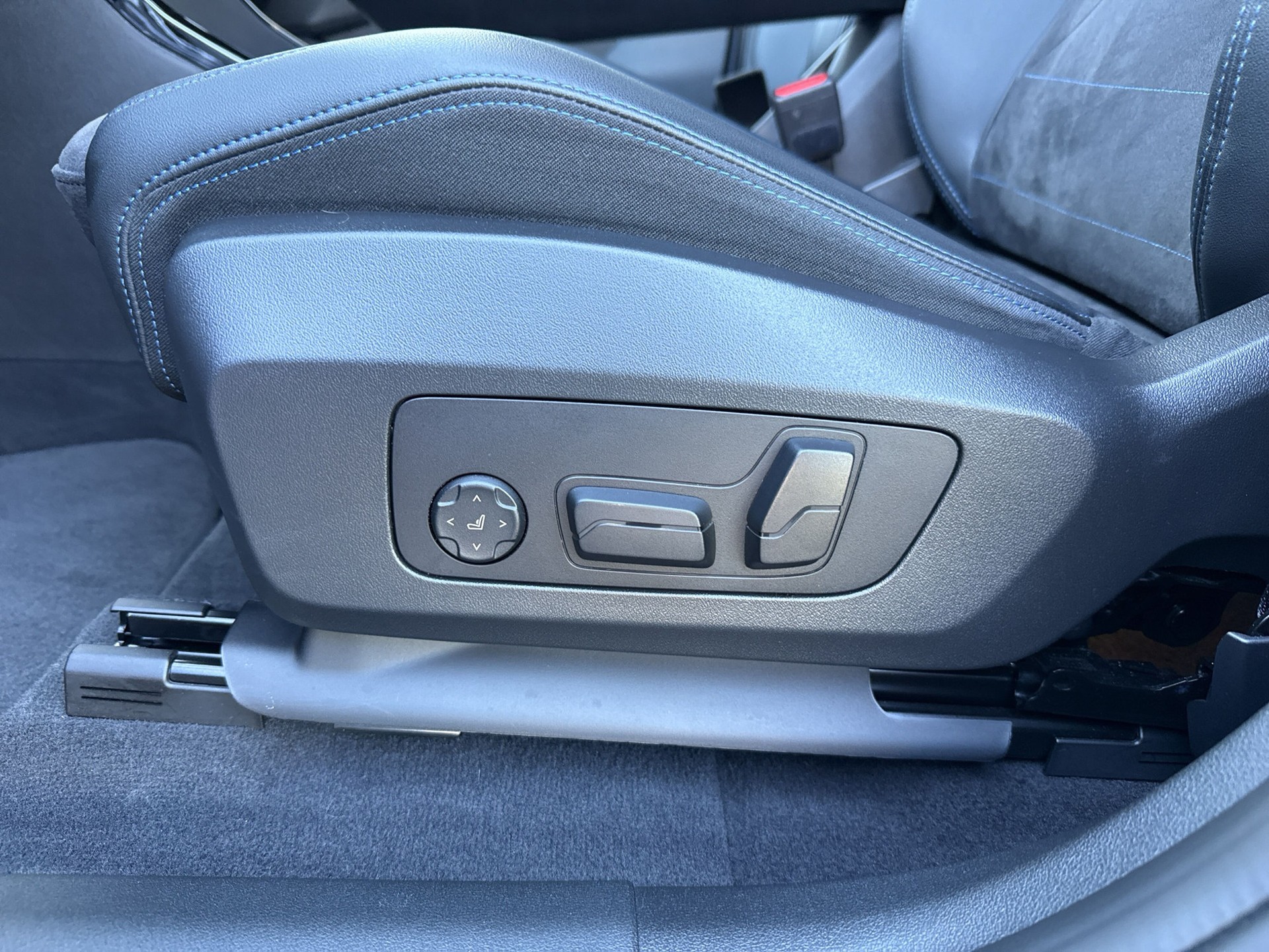 BMW iX1 xDrive 30 M Sport-image-18