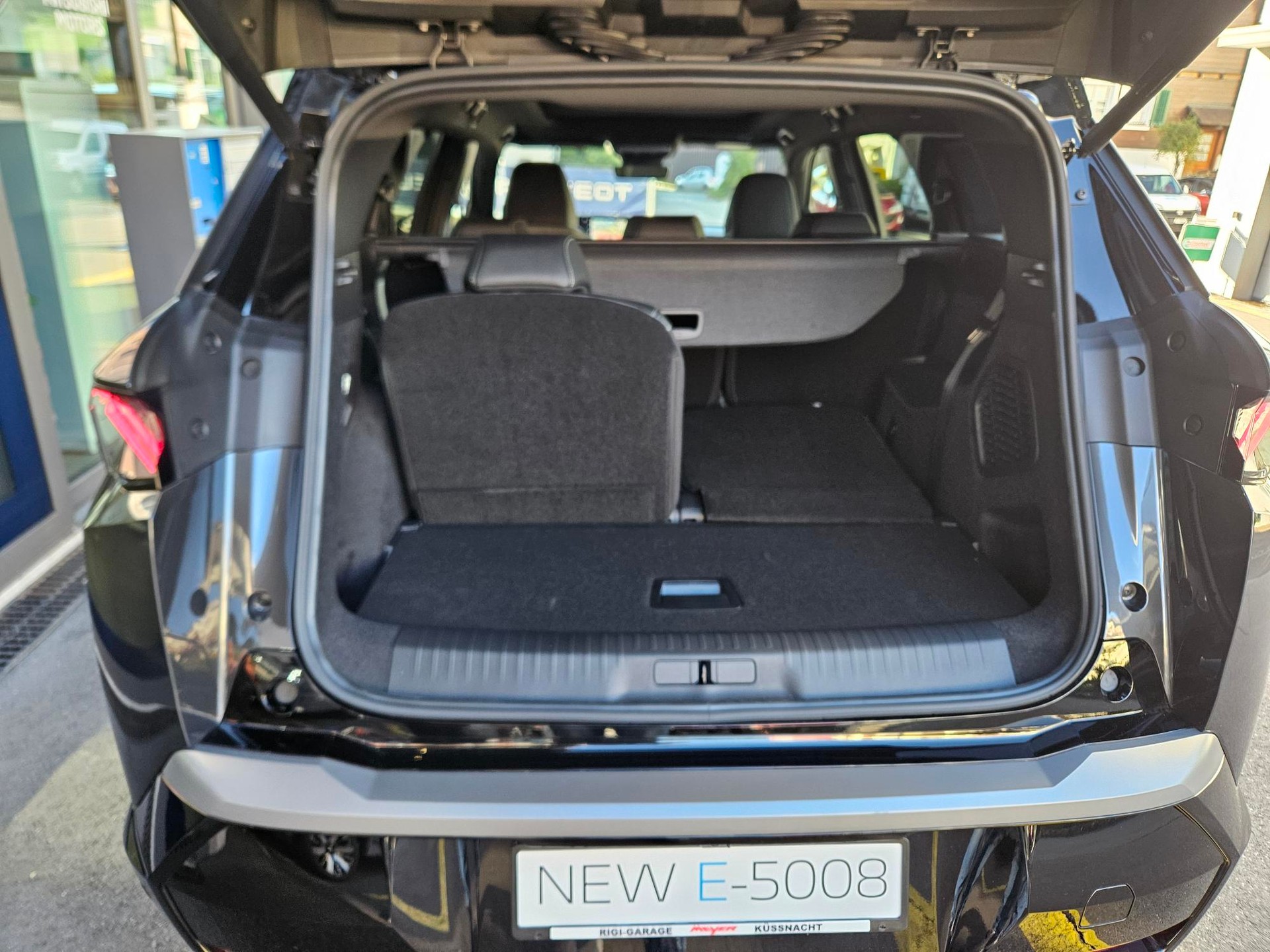 PEUGEOT 5008 e-Launch Edition AWD-image-8