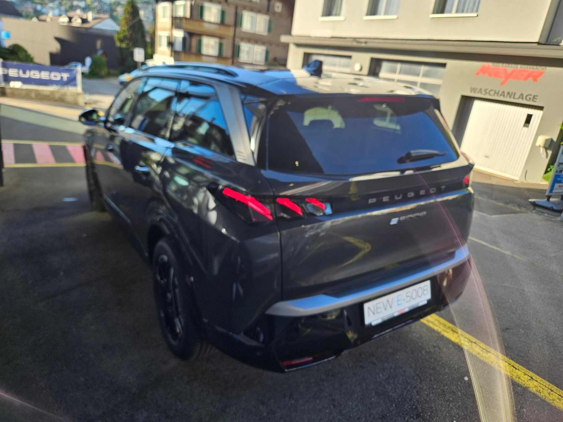 PEUGEOT 5008 e-Launch Edition AWD-image-3