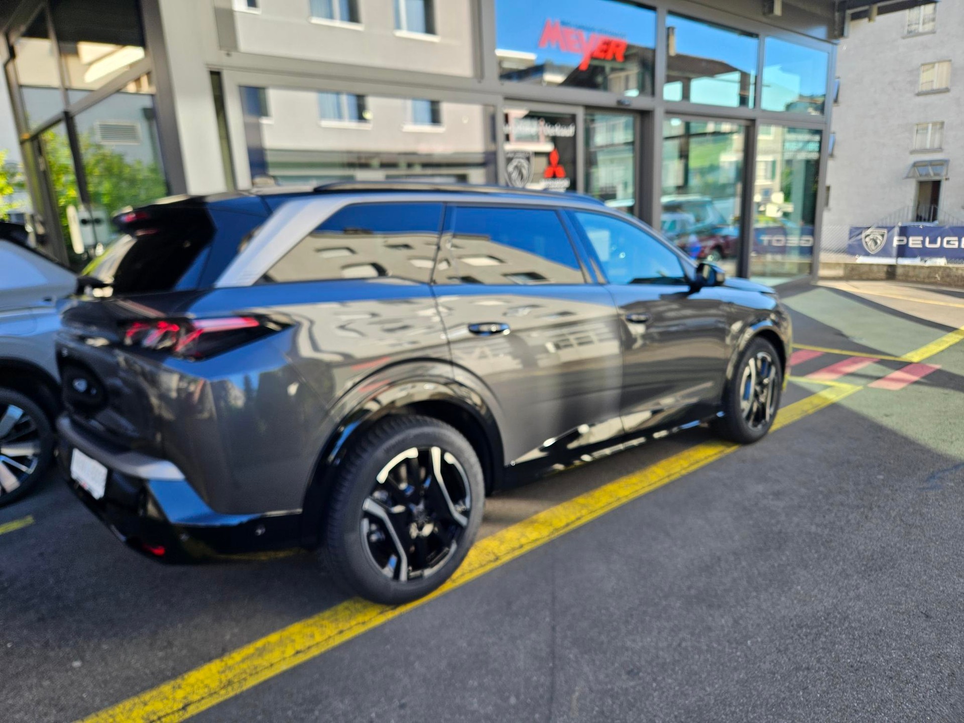 PEUGEOT 5008 e-Launch Edition AWD-image-2