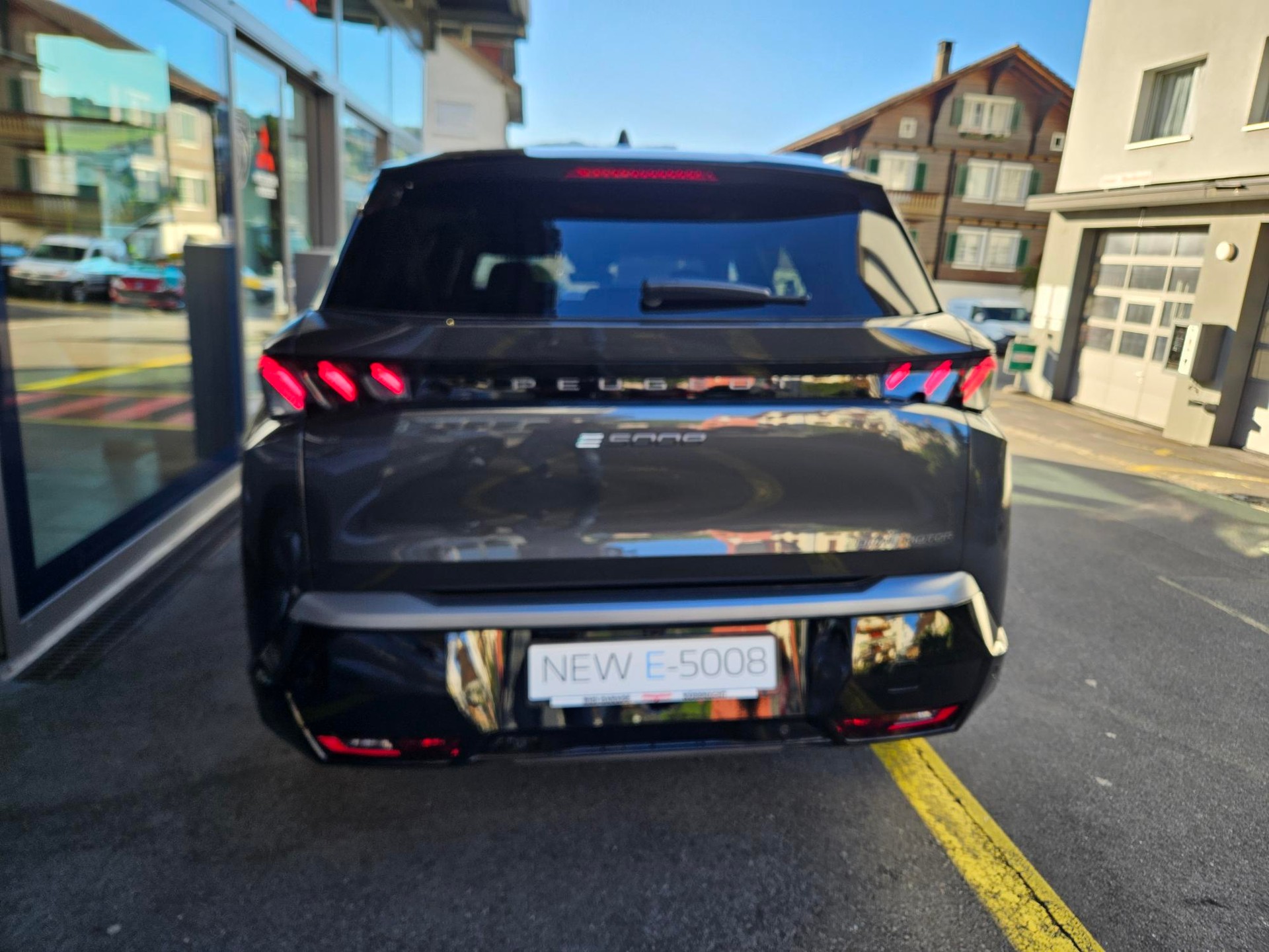 PEUGEOT 5008 e-Launch Edition AWD-image-4