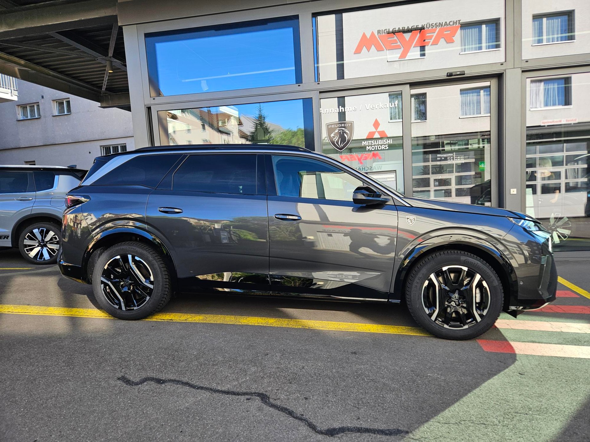 PEUGEOT 5008 e-Launch Edition AWD-image-1