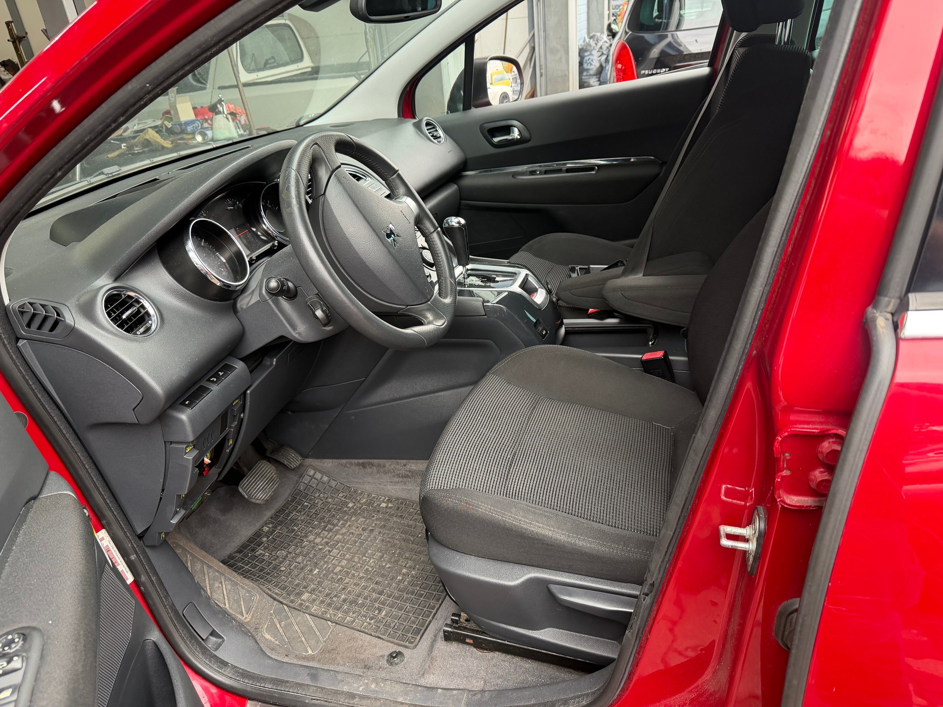 PEUGEOT 5008 1.6 16V T Sport Pack Automatic-image-3