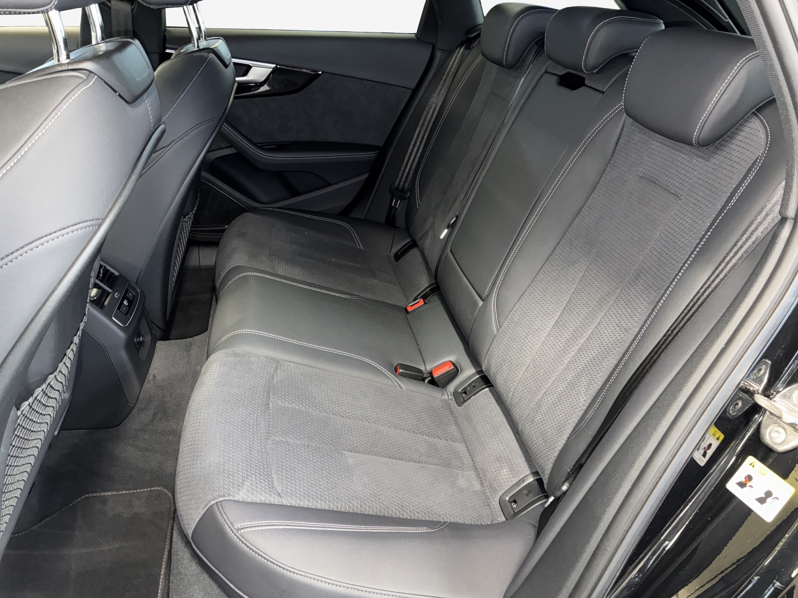 AUDI A4 Avant 40 TDI S line Attraction quattro S-tronic-image-11
