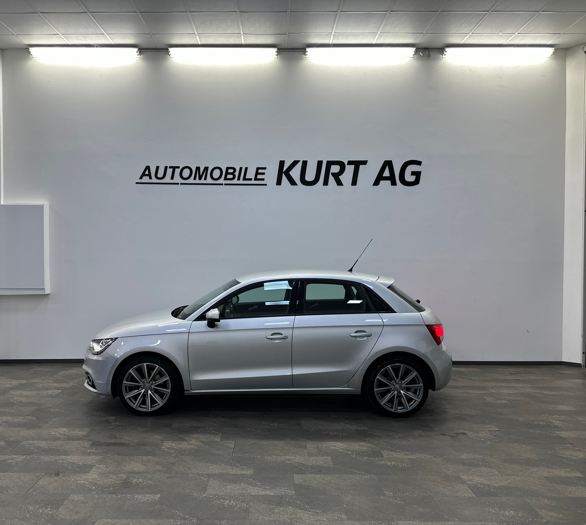 AUDI A1 Sportback 1.4 TFSI Ambition S-tronic-image-2