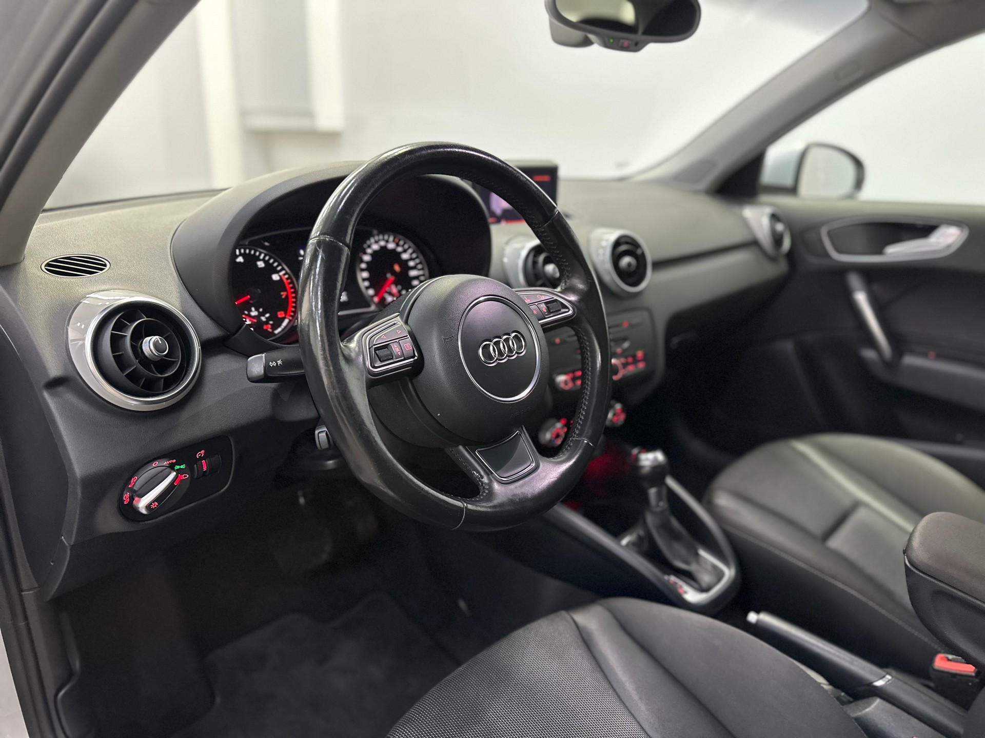 AUDI A1 Sportback 1.4 TFSI Ambition S-tronic-image-9