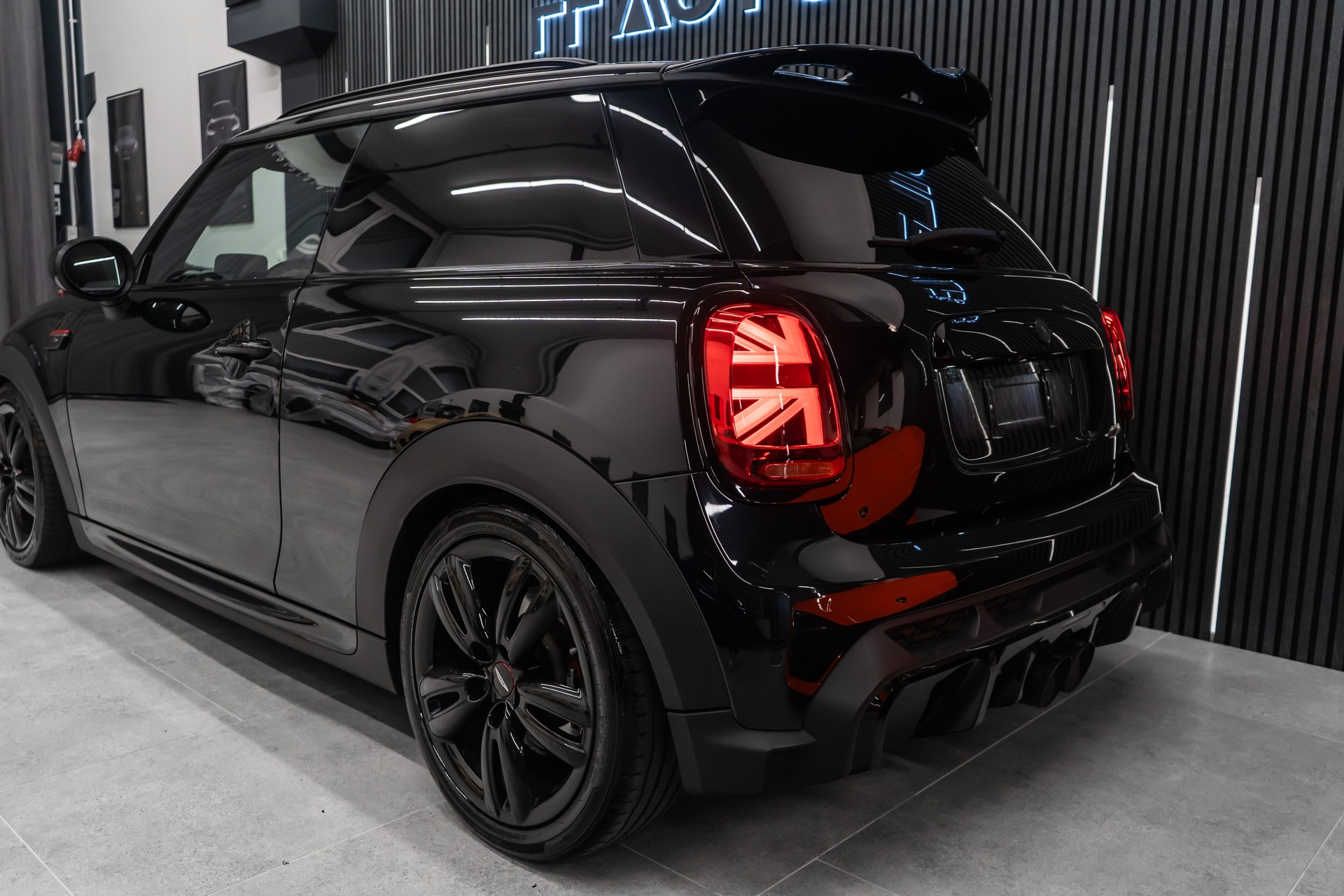 MINI Cooper John Cooper Works Steptronic-image-10