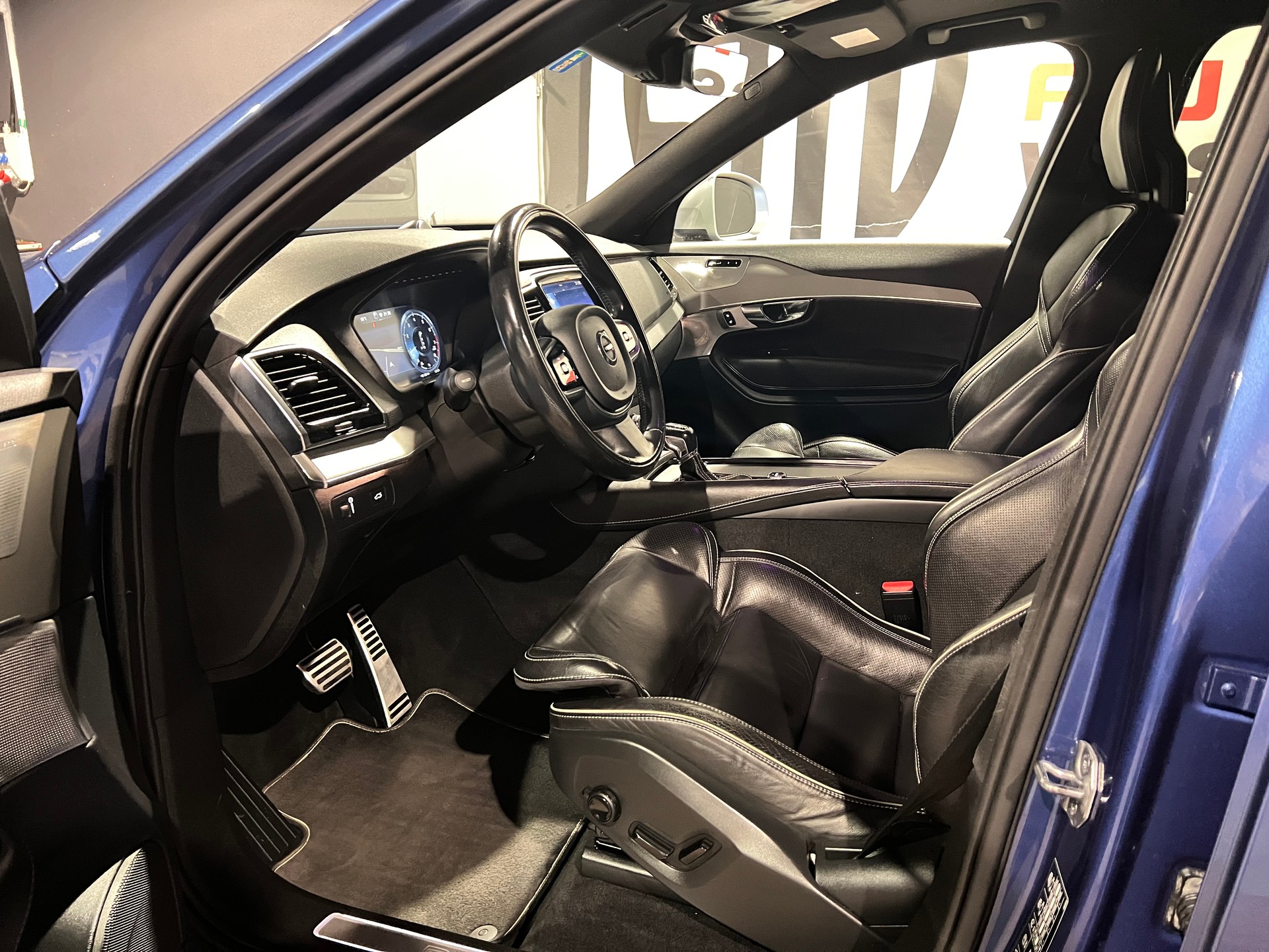 VOLVO XC90 T6 AWD R-Design Geartronic-image-10