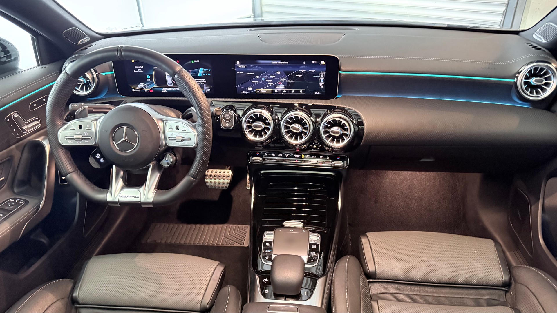 MERCEDES-BENZ A 35 AMG 4matic Limousine-image-25