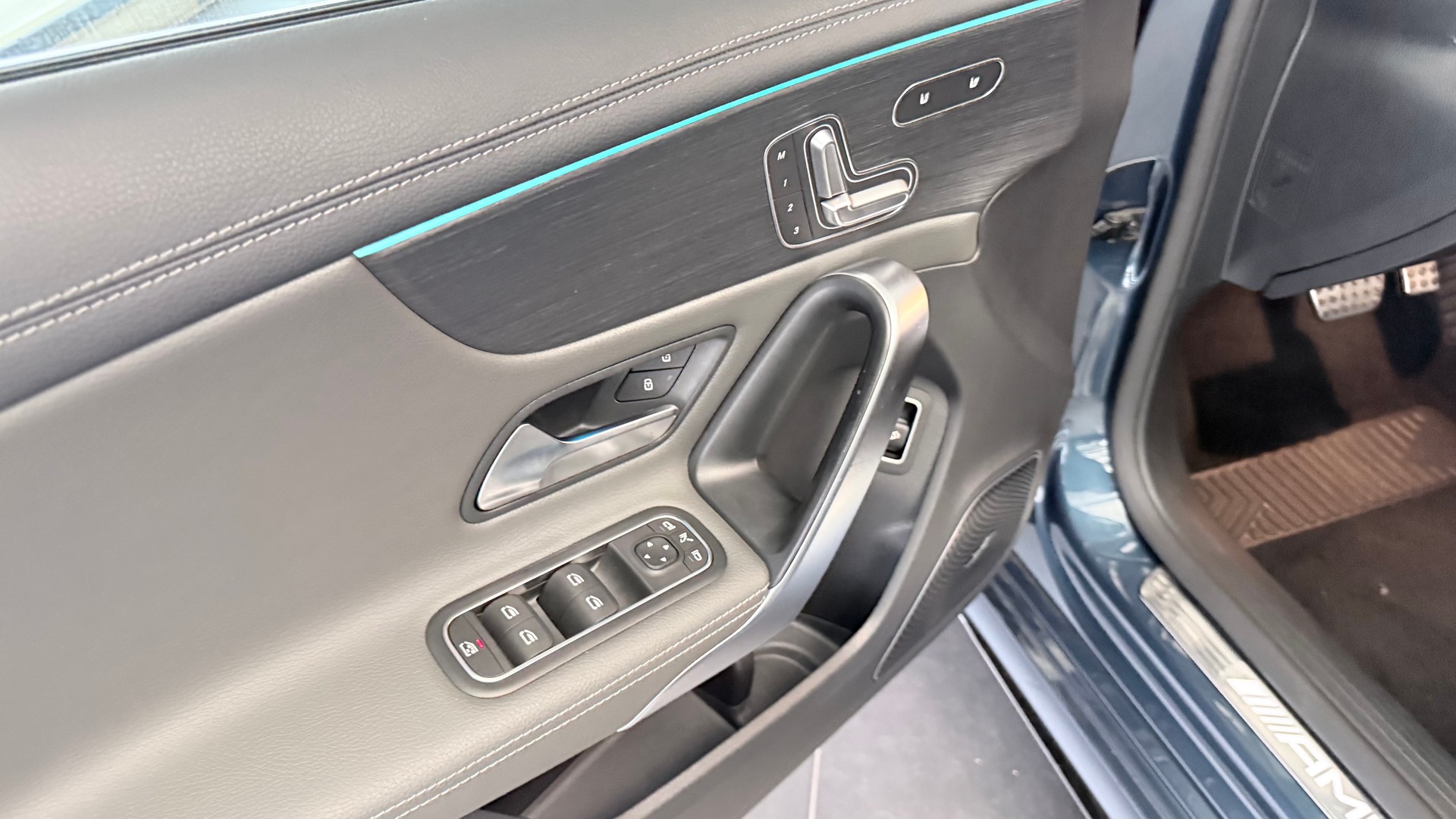 MERCEDES-BENZ A 35 AMG 4matic Limousine-image-11