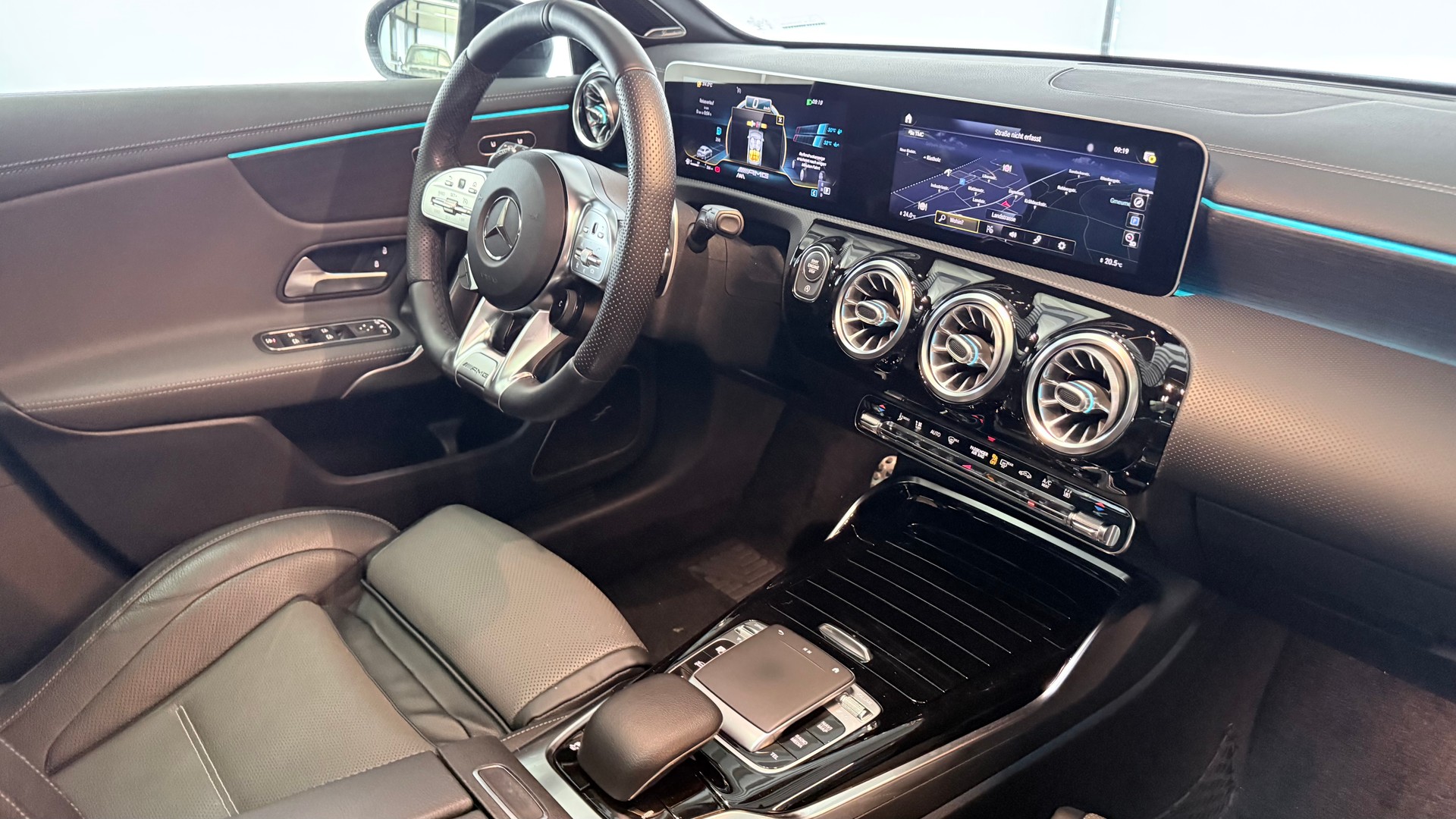 MERCEDES-BENZ A 35 AMG 4matic Limousine-image-27