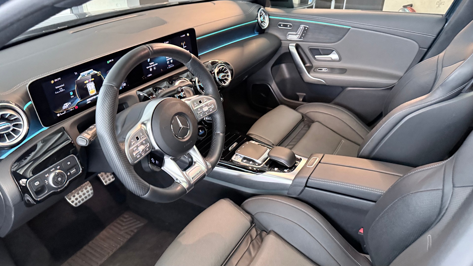 MERCEDES-BENZ A 35 AMG 4matic Limousine-image-9