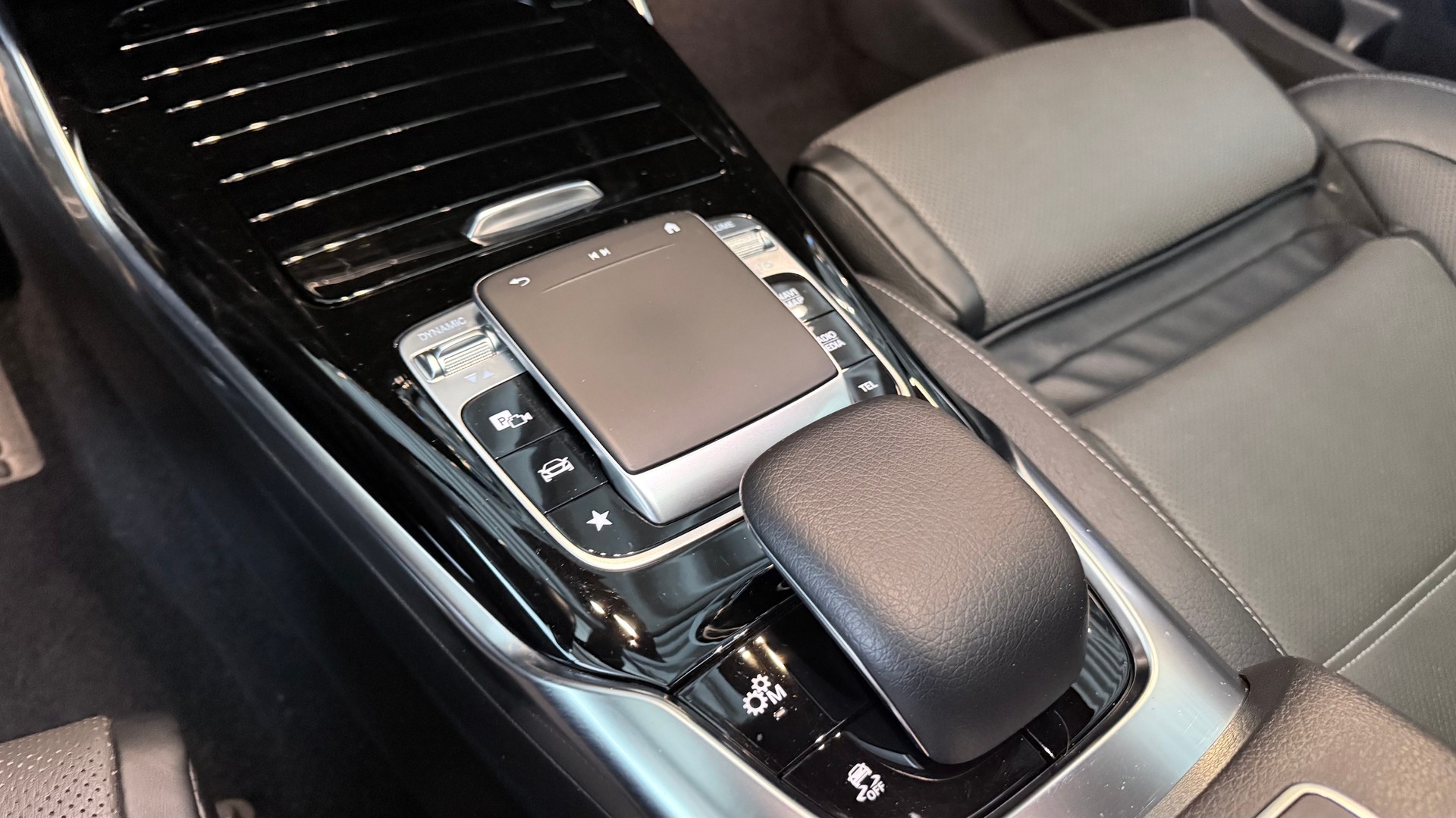 MERCEDES-BENZ A 35 AMG 4matic Limousine-image-15