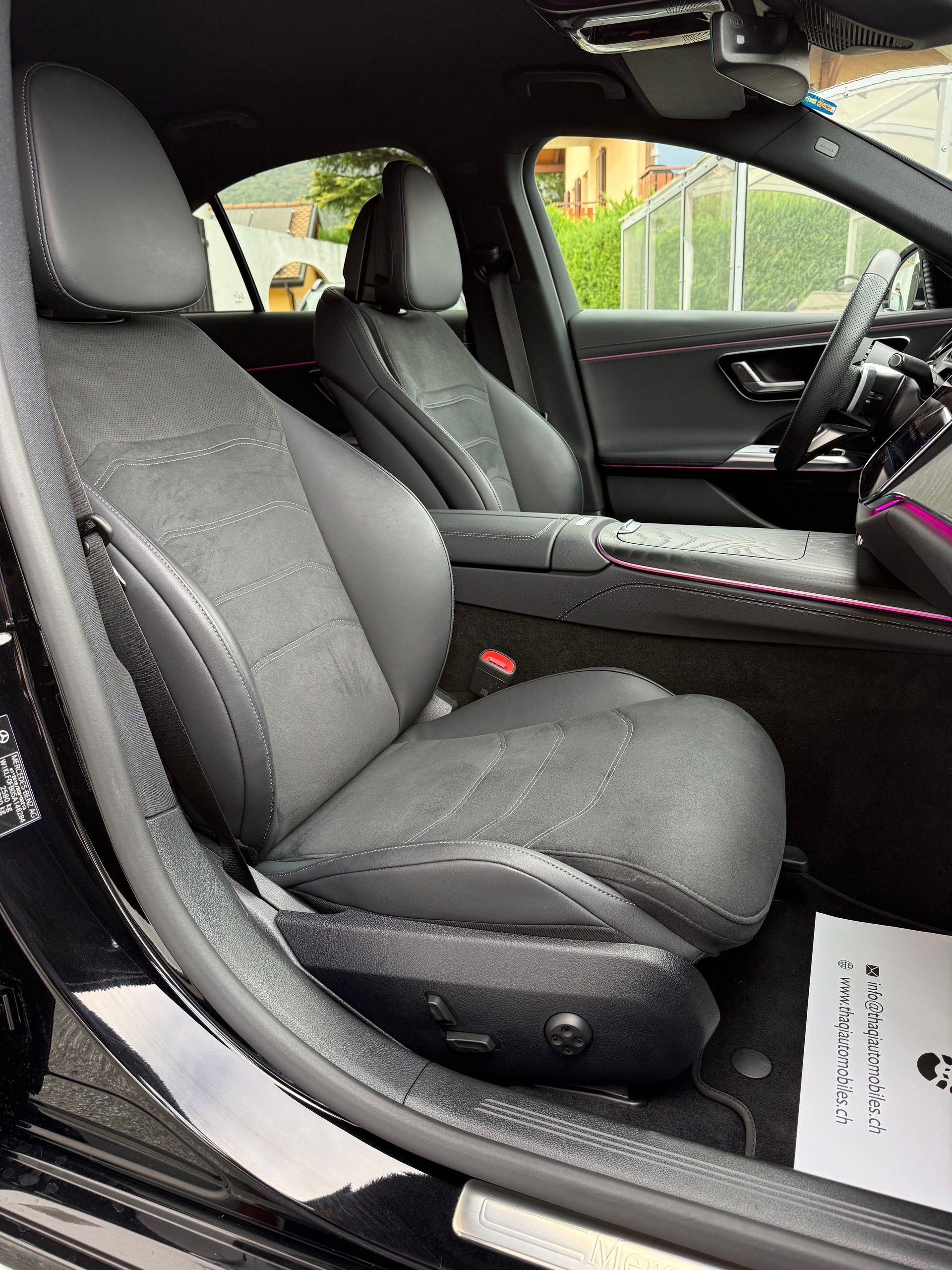 MERCEDES-BENZ E 220 d 4Matic 9G-Tronic AMG Line-image-25