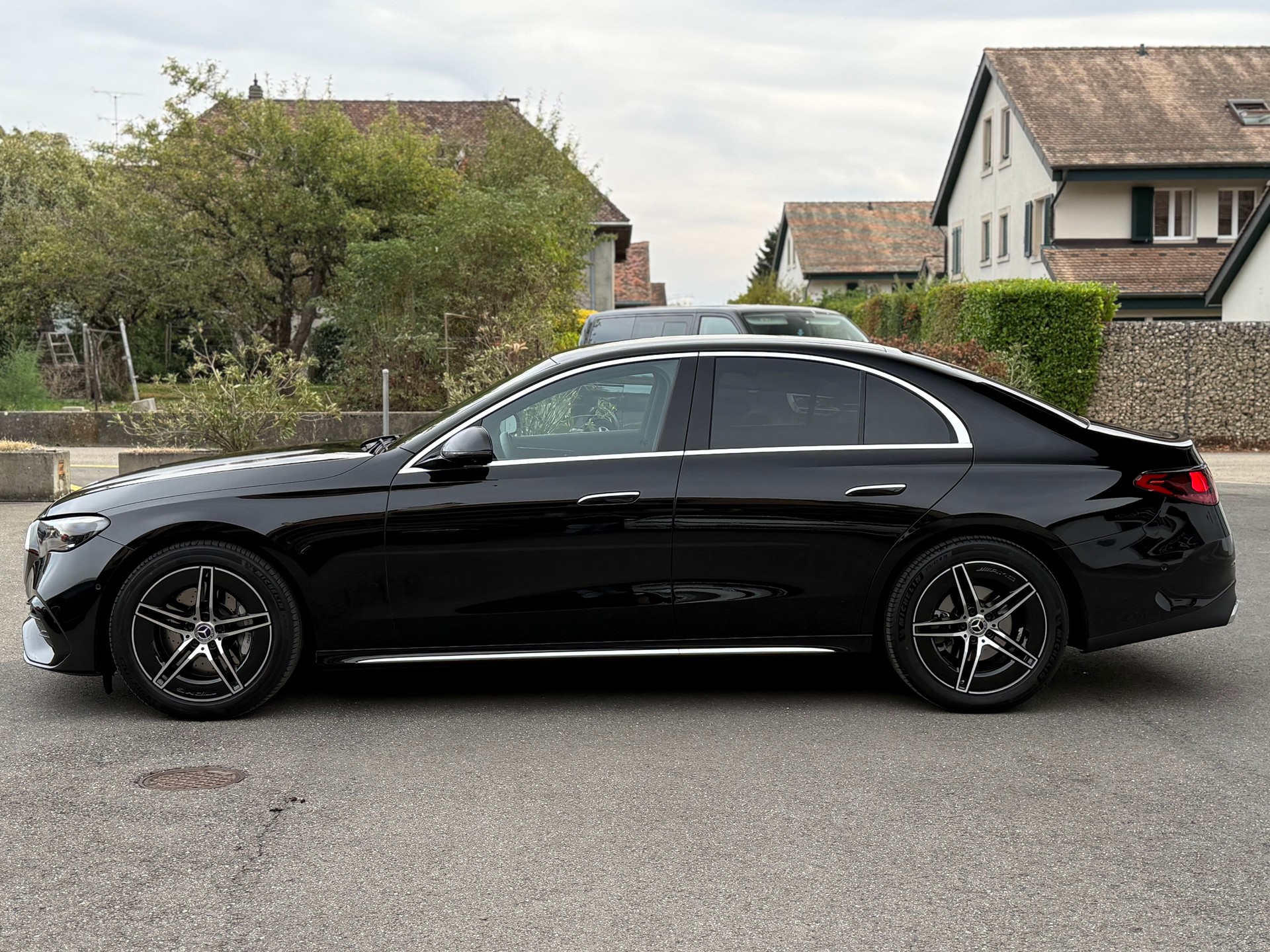 MERCEDES-BENZ E 220 d 4Matic 9G-Tronic AMG Line-image-15