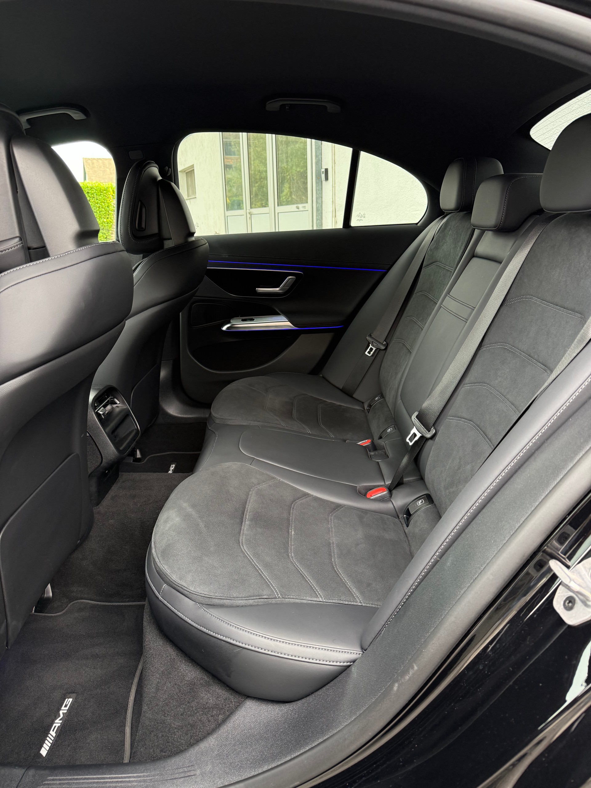 MERCEDES-BENZ E 220 d 4Matic 9G-Tronic AMG Line-image-21